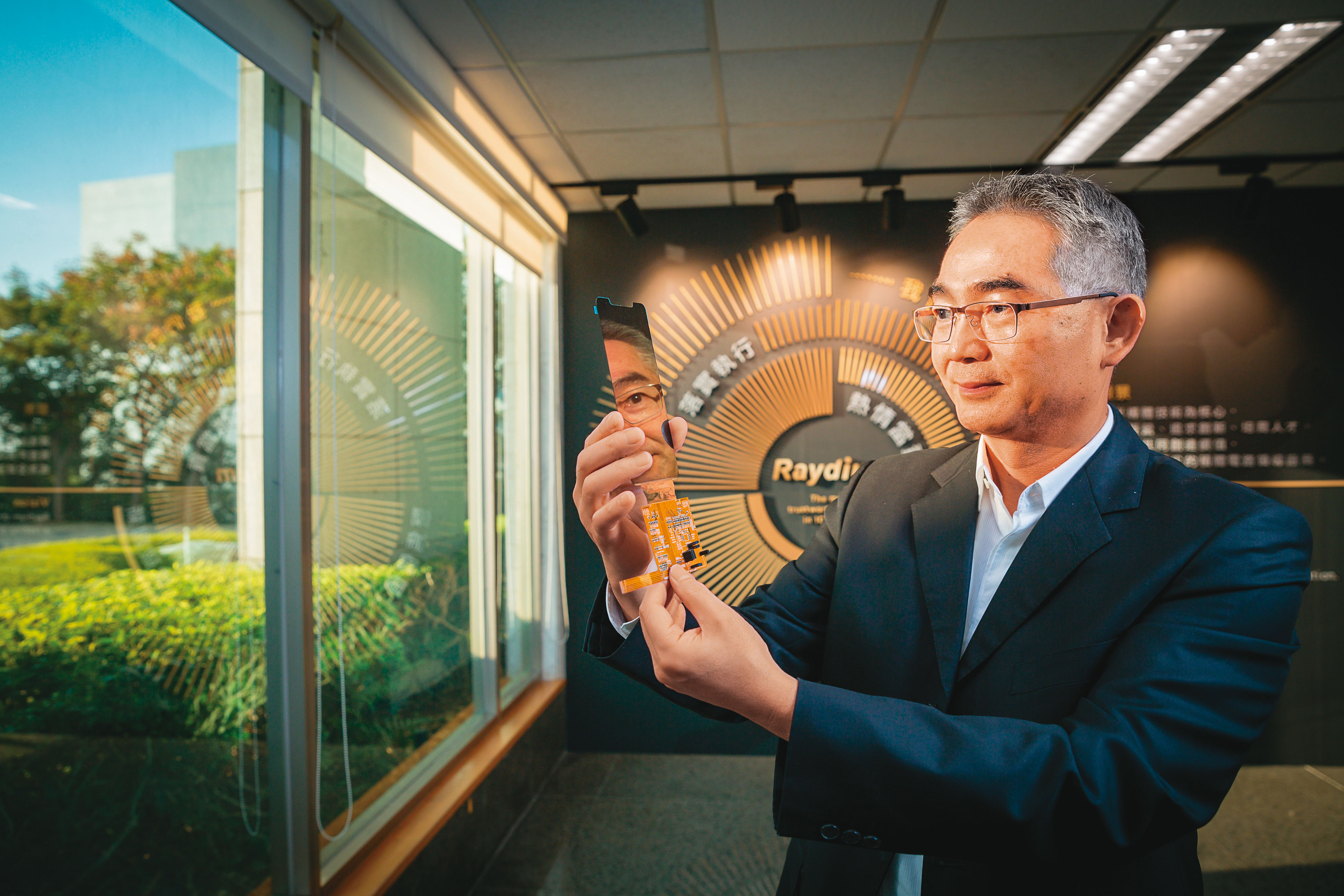 7年前黃裕國接任瑞鼎董座，帶領瑞鼎進入AMOLED面板驅動IC產業。