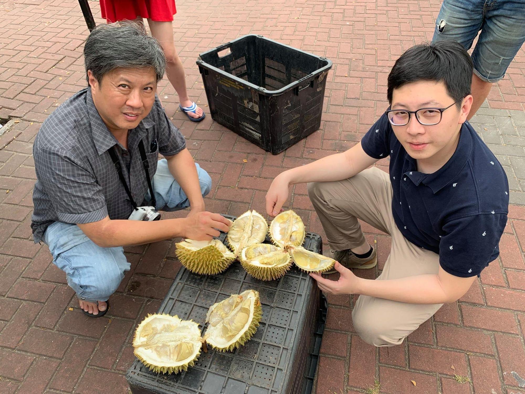 王浩宇（右）和已故作家陸之駿是多年好友，卻遭他的愛女批評忘恩負義。（翻攝王浩宇臉書）