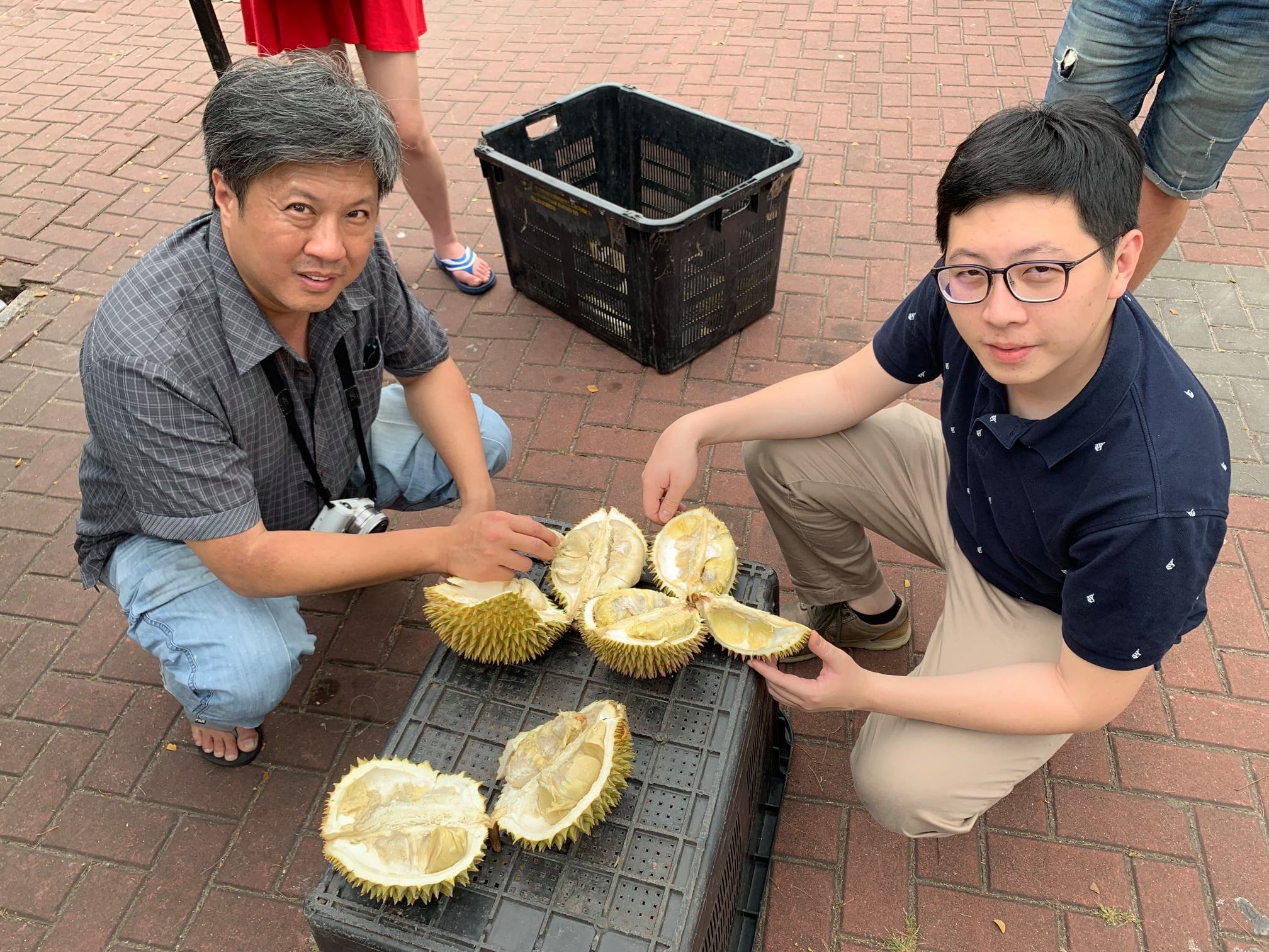 王浩宇（右）和已故作家陸之駿是多年好友，卻遭他的愛女批評忘恩負義。（翻攝王浩宇臉書）