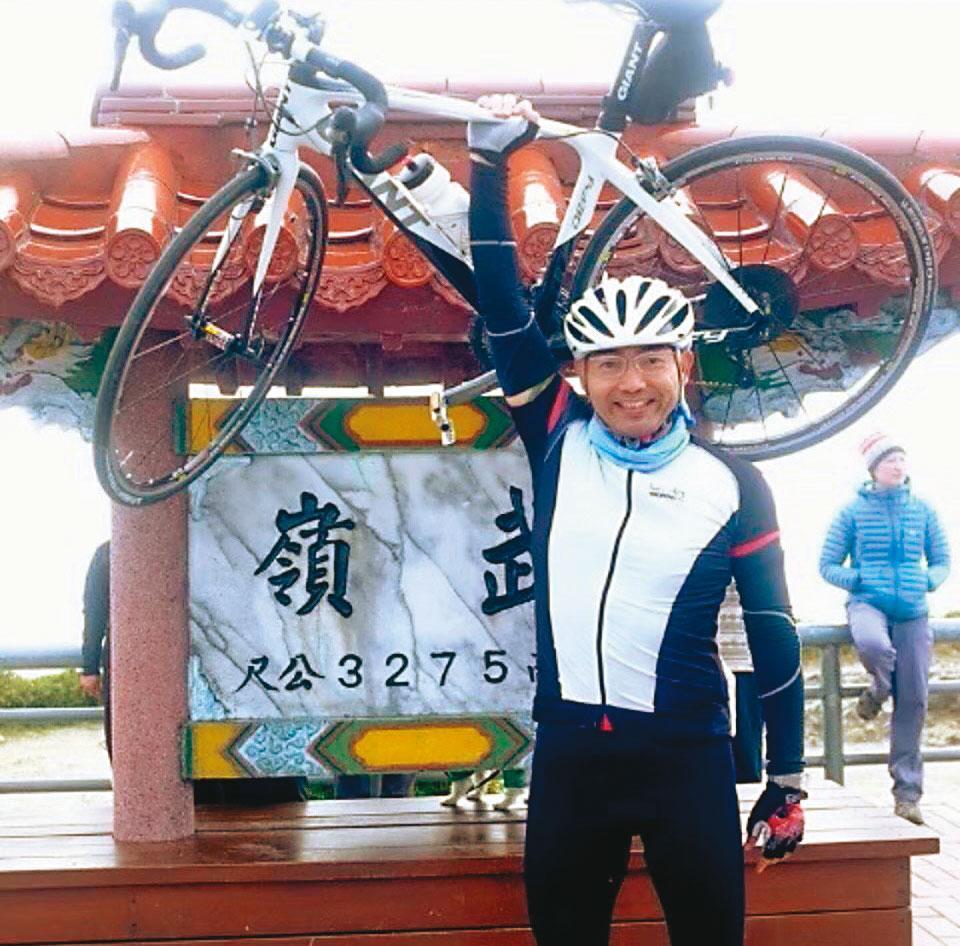 喜歡挑戰新事物，在佳世達時參加公司單車社，50歲那年還騎上武嶺。（黃裕國提供）