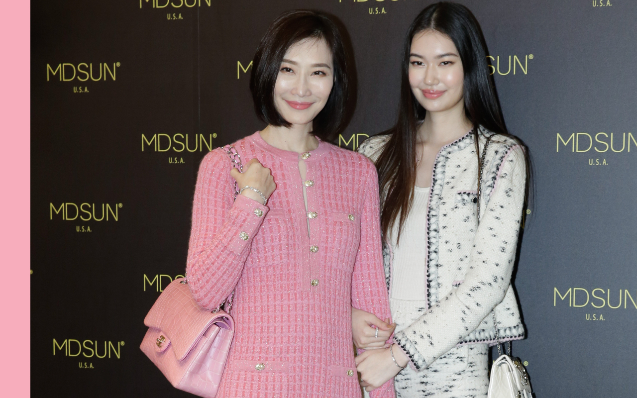 錢德月（左）與女兒董若彤（右）擔任好萊塢護膚保養品Mdsun（妍心賞）登台記者會嘉賓。