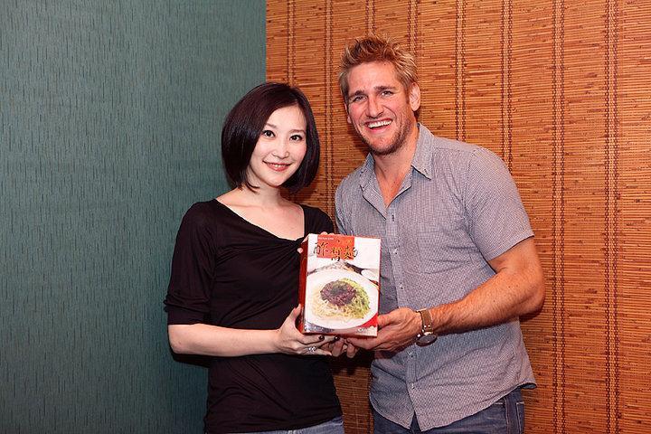 錢德月(左)推出炸醬麵,《帥哥廚師來我家》主持人Curtis Stone(科提斯史東)也捧場。(翻攝自錢德月的時尚廚房臉書)