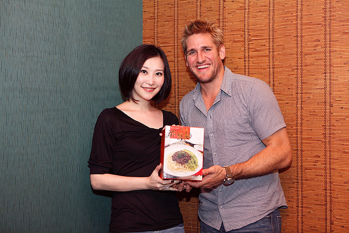 錢德月（左）推出炸醬麵，《帥哥廚師來我家》主持人Curtis Stone（科提斯史東）也捧場。（翻攝自錢德月的時尚廚房臉書）