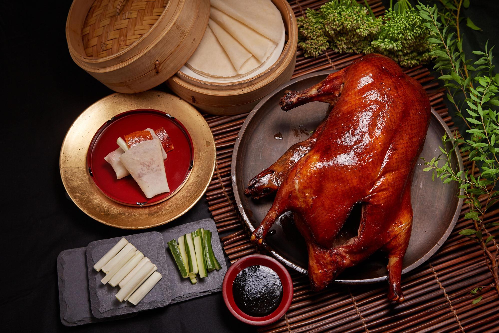 招牌「烤鴨二吃」外帶年菜附贈六人份蔥油餅與蟹殼黃,售價NT$3,200元。