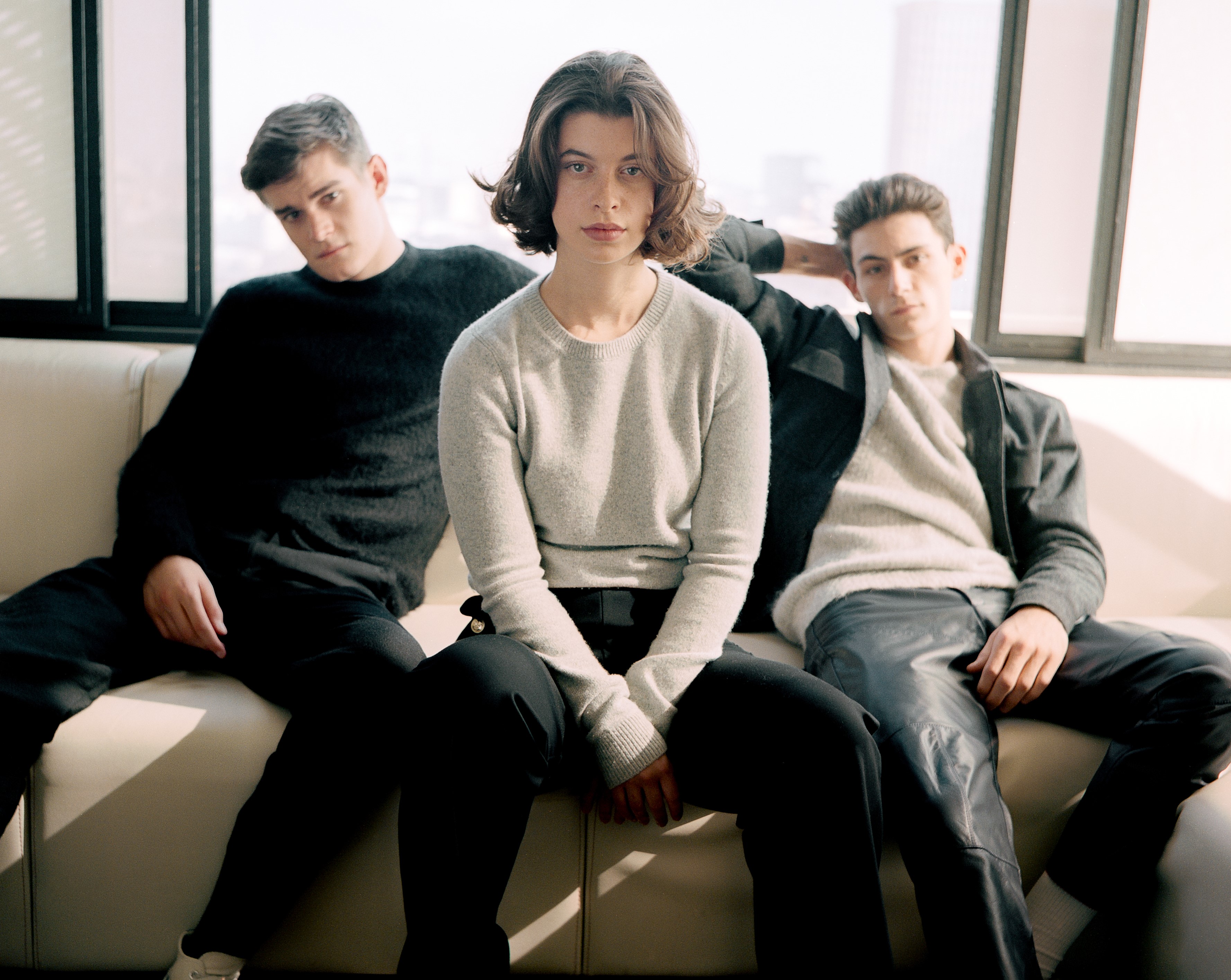 《郊狼之鑽》的主演們，穿著旅法台籍設計師Peter Wu的新裝出席發佈會。（Peter Wu提供）