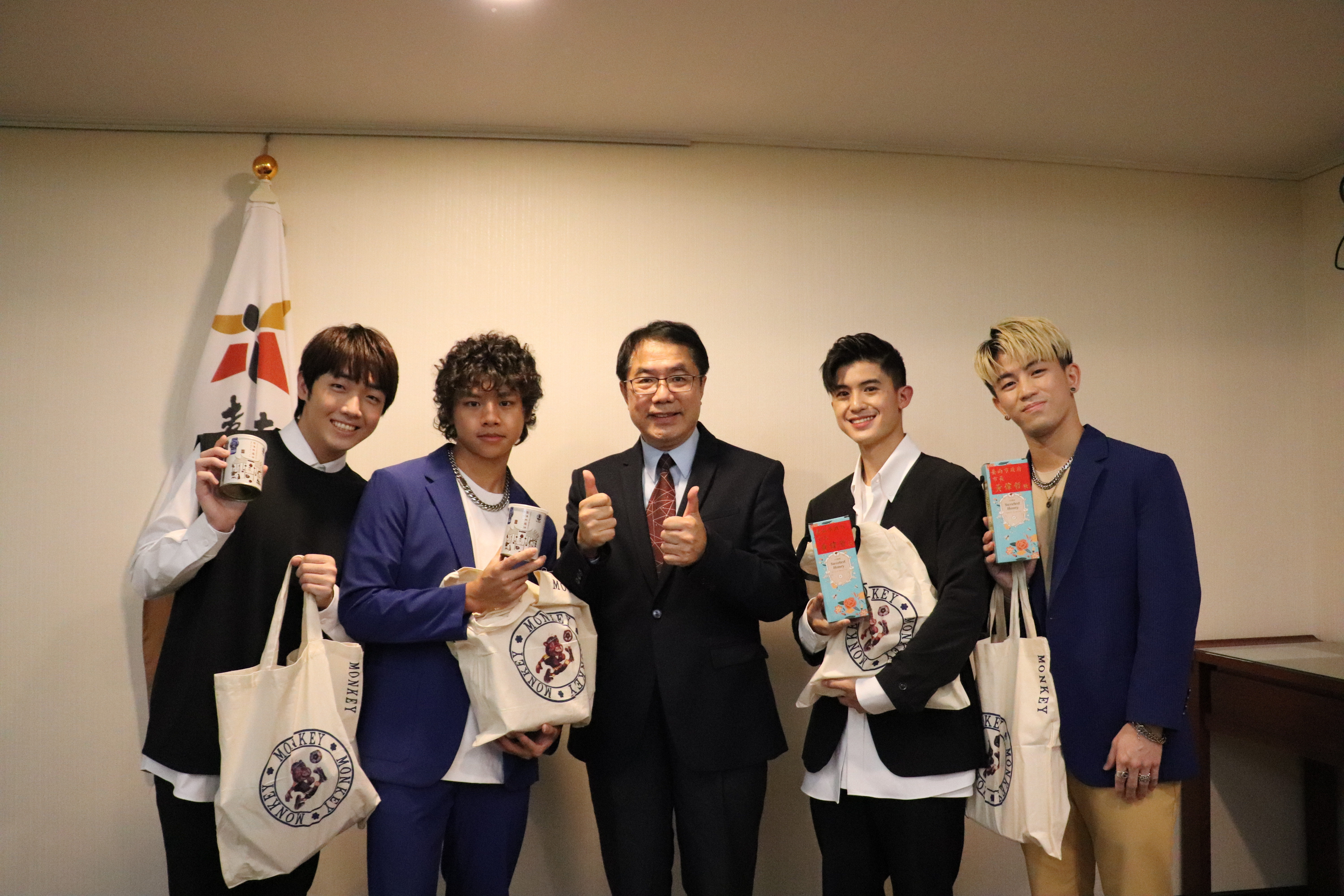 B.T.O.D與台南市長黃偉哲同台。(寬寬整合行銷提供)