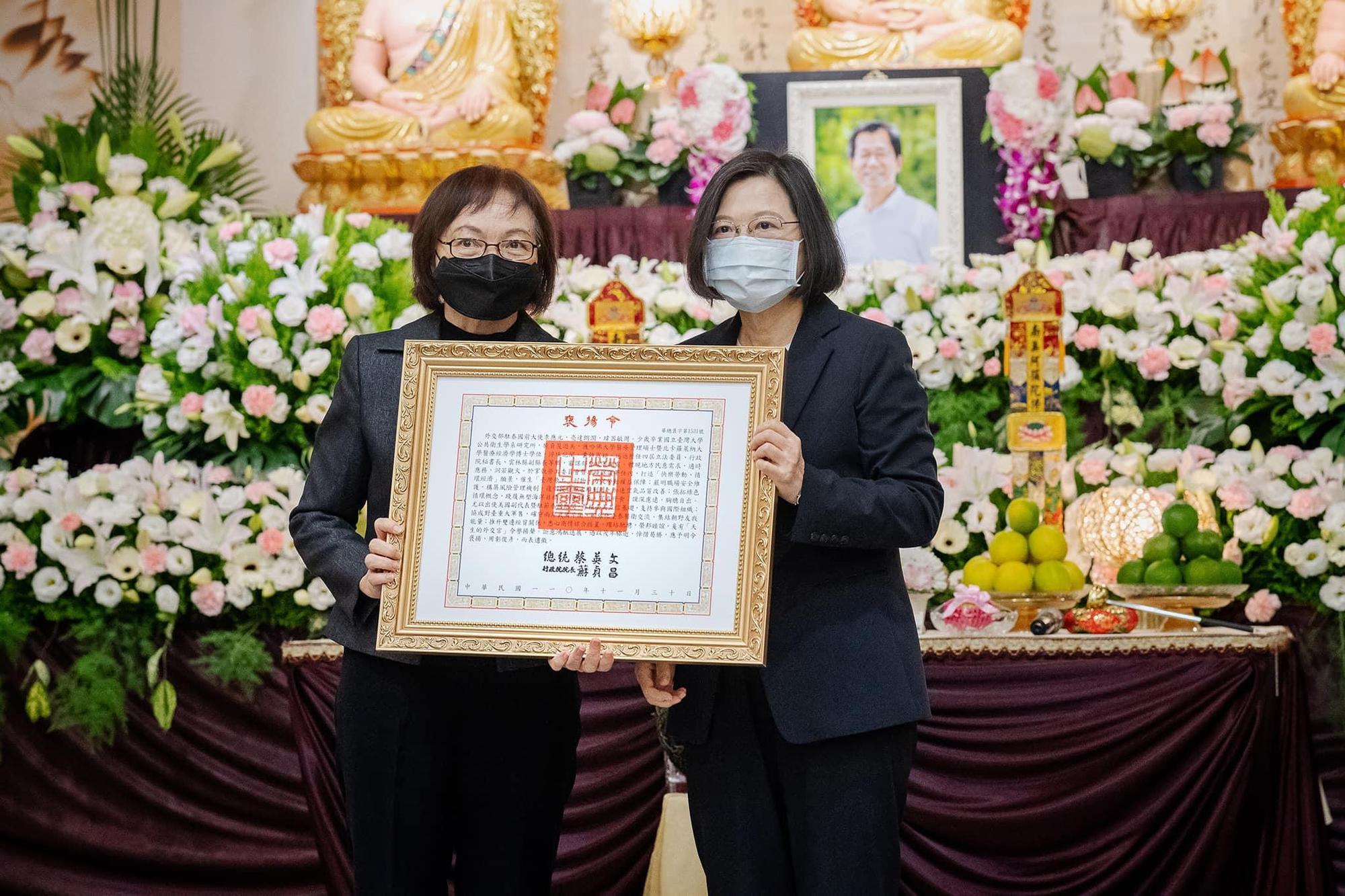 總統蔡英文(右)赴李應元告別式頒發褒揚令。(翻攝自蔡英文臉書)