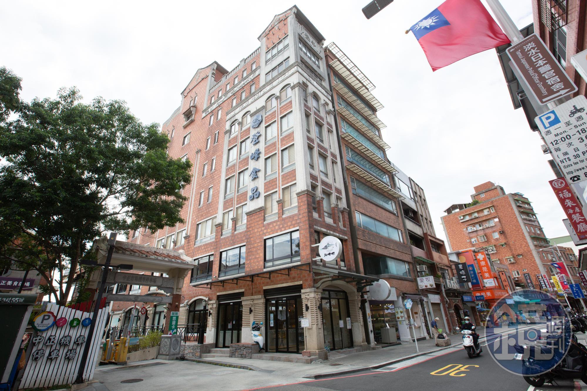 丸啤吧位在淡水媽祖廟正對面，新潮店態相當吸睛。