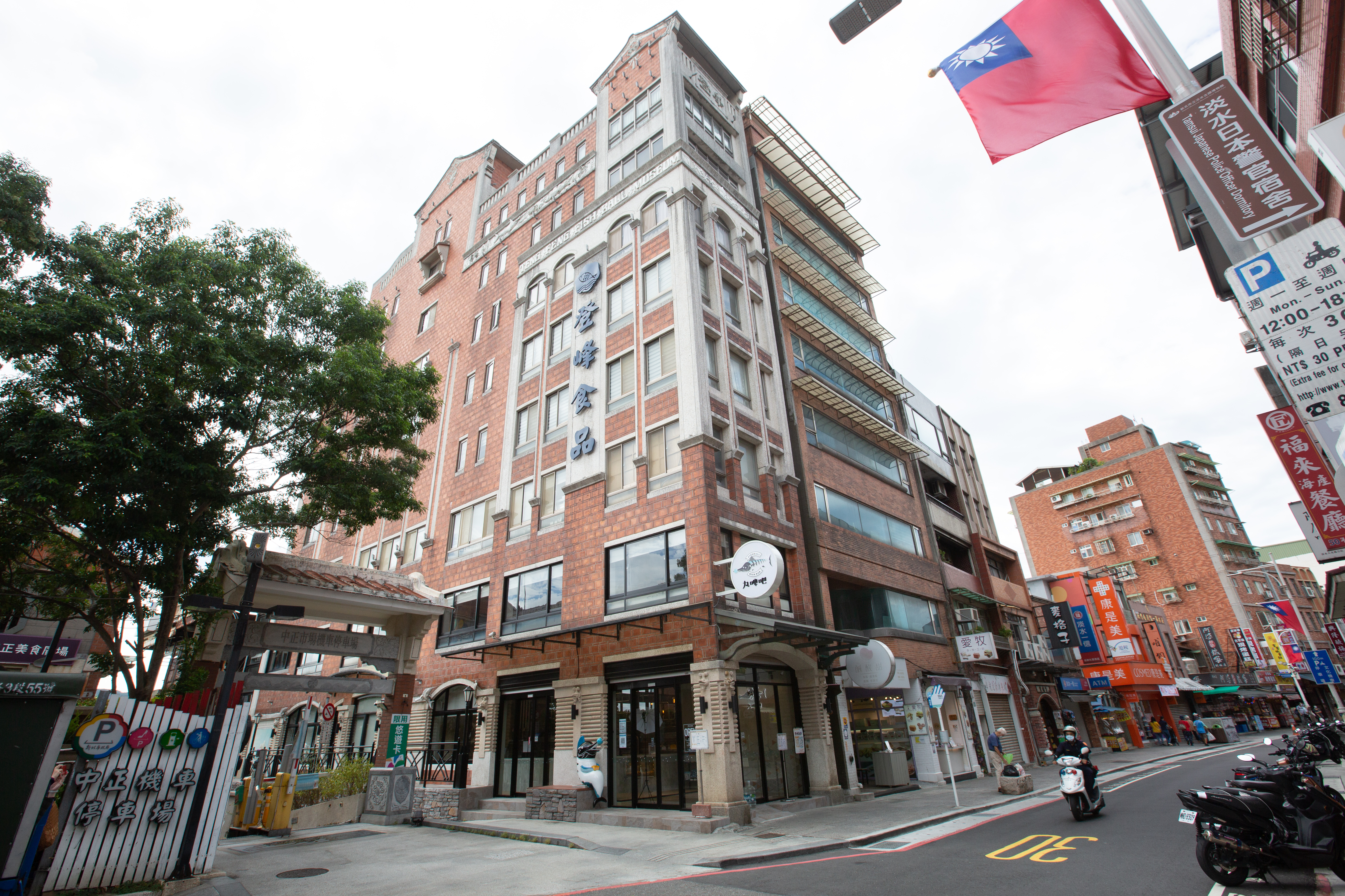丸啤吧位在淡水媽祖廟正對面，新潮店態相當吸睛。