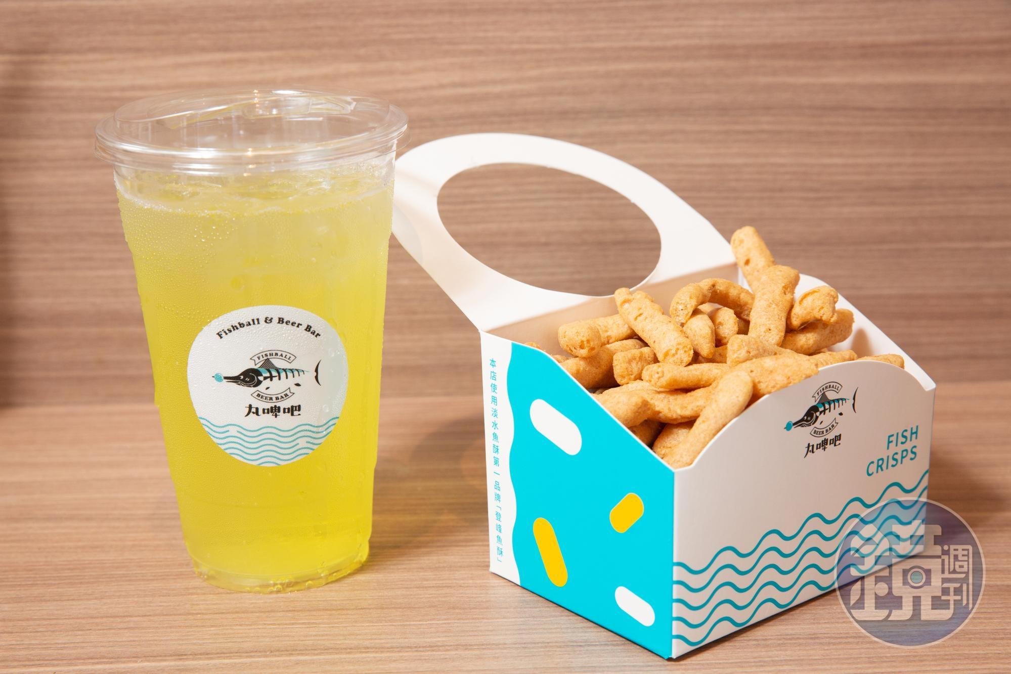 丸啤吧的魚酥新包裝很方便逛街時邊走邊吃，不用手上拿著一堆東西。（小魚酥加飲料，120元/份）