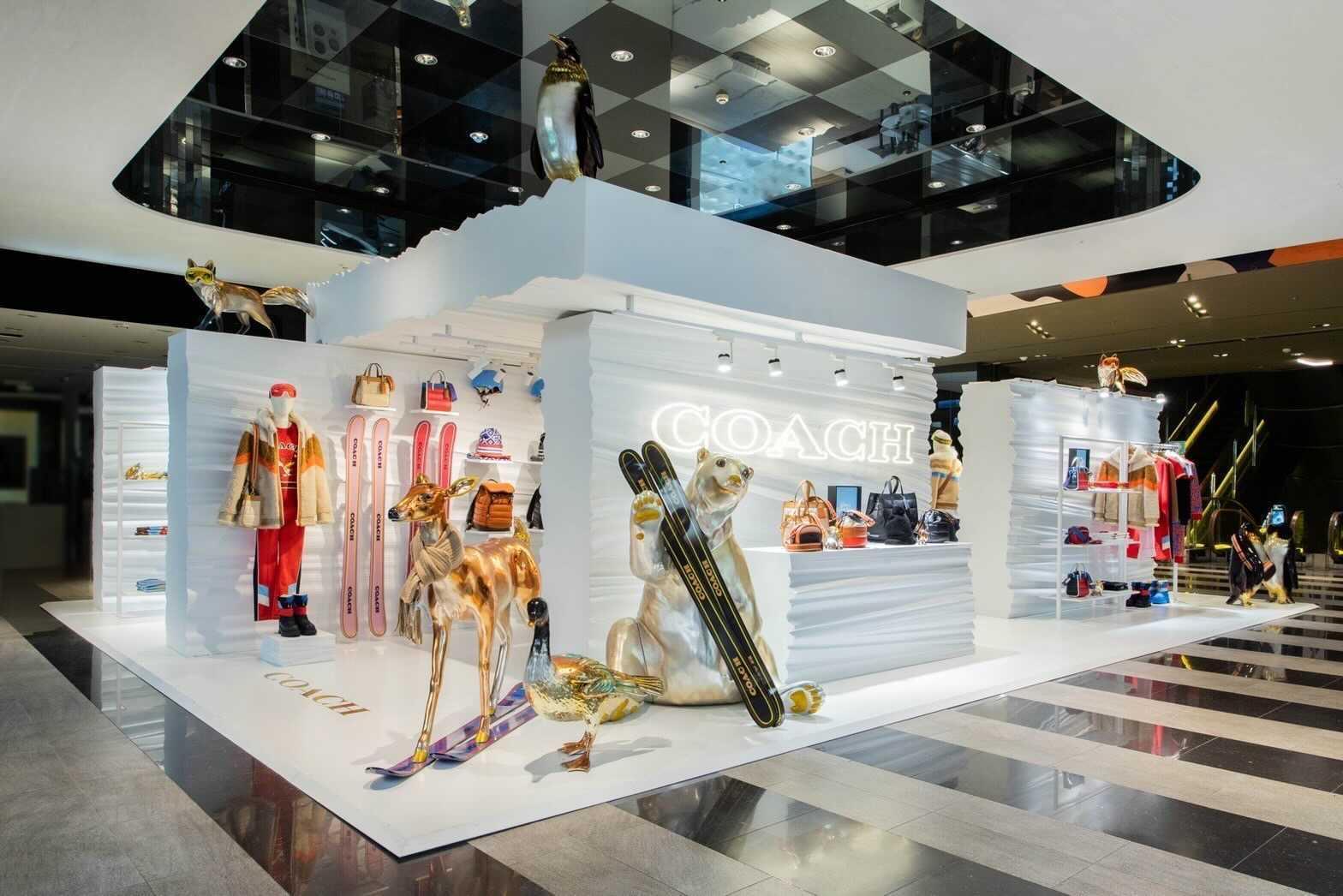 COACH Holiday滑雪主題快閃店在台北、高雄皆有設置,以美式風格打造出冬季度假氛圍的滑雪場地。(COACH提供)