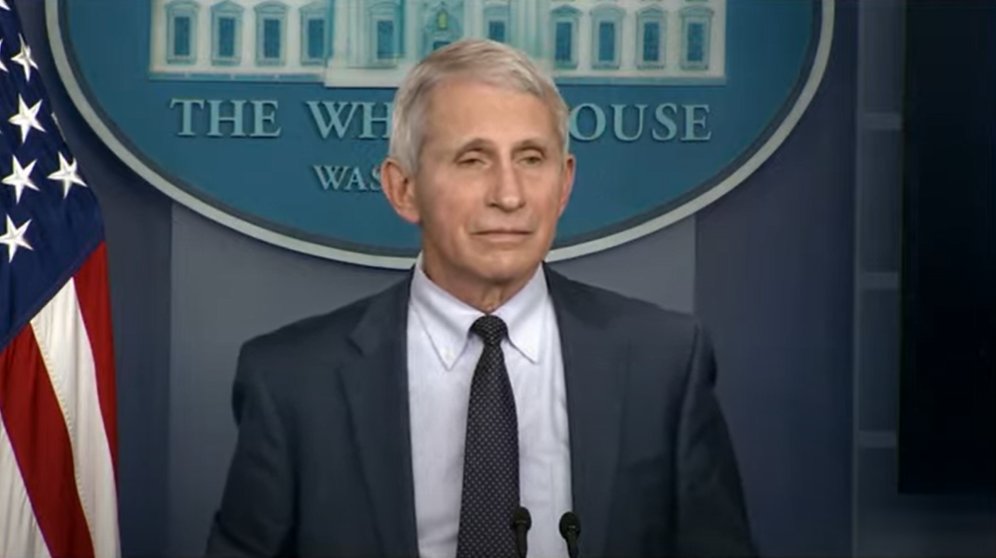 美國白宮首席防疫專家佛奇週三在白宮新聞簡報宣布出現首宗Omicron病例。（翻攝白宮畫面）