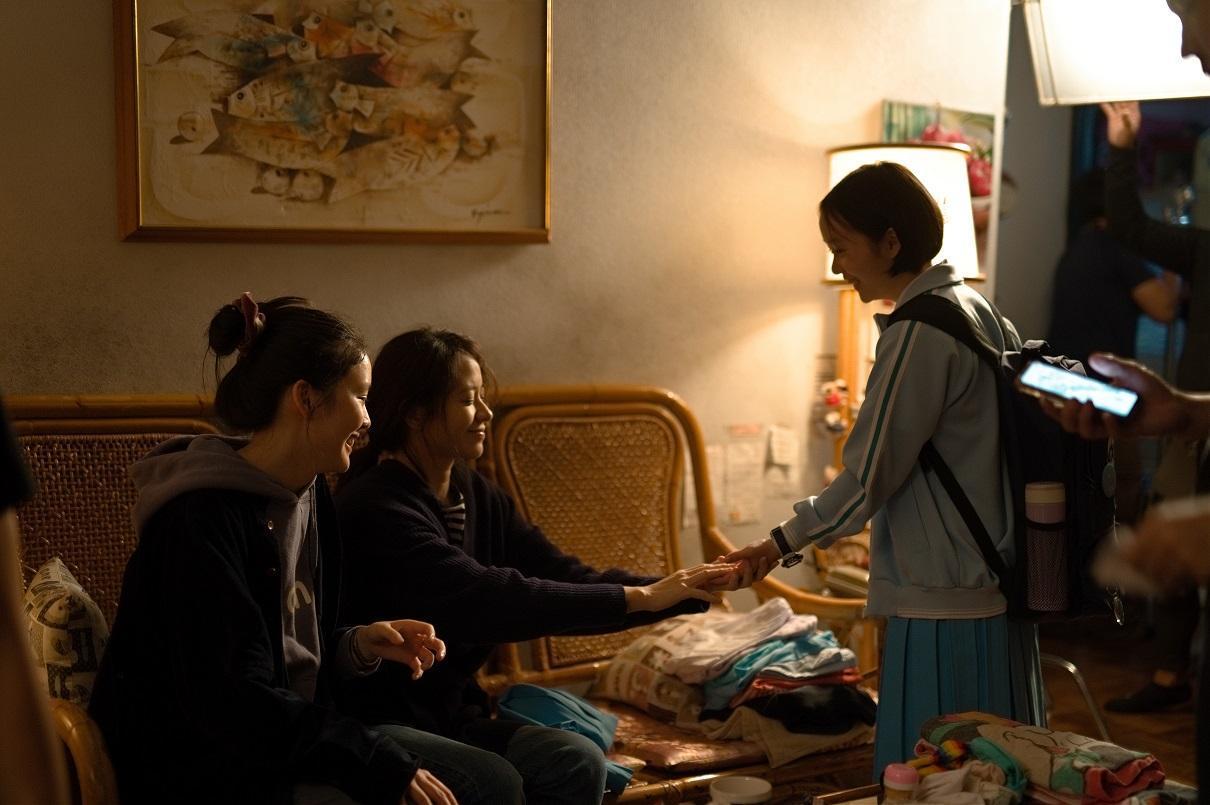 方郁婷(左起)、莊凱勛、林可彤與林嘉欣共組平凡的四口之家,片中的住家也選在新店的公寓內實景拍攝。(傳影互動提供)