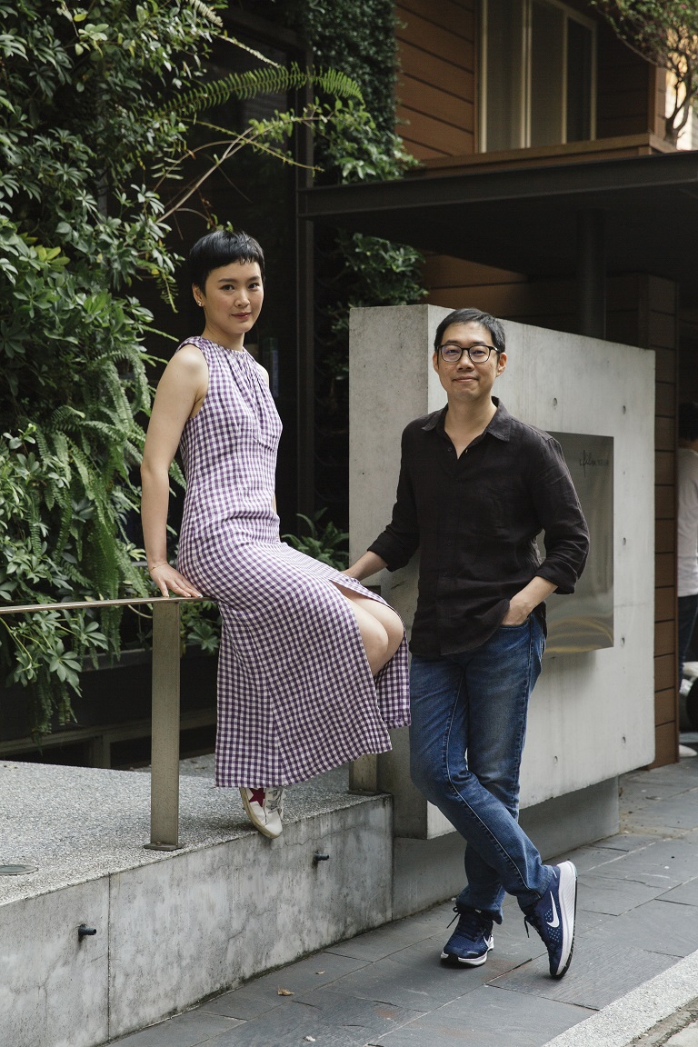 監製林書宇（右）在阮鳳儀創作電影的過程中提供編劇、選角、拍攝上的各種協助。