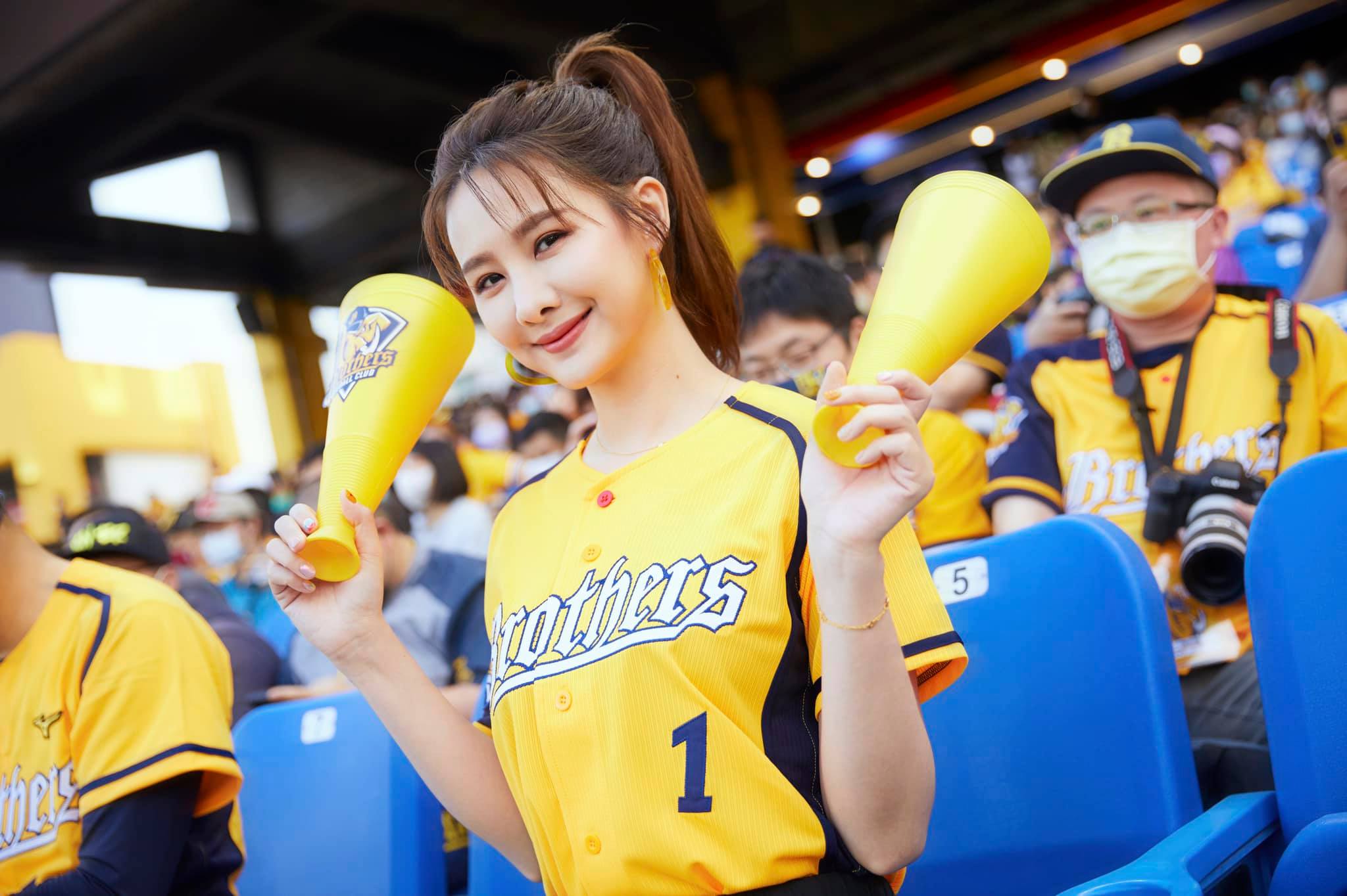 中信兄弟奪下睽違11年的年度總冠軍寶座，成功擺脫「安心亞」魔咒，安心亞本人也在臉書幽默回應。（翻攝自安心亞 Xinya An臉書）