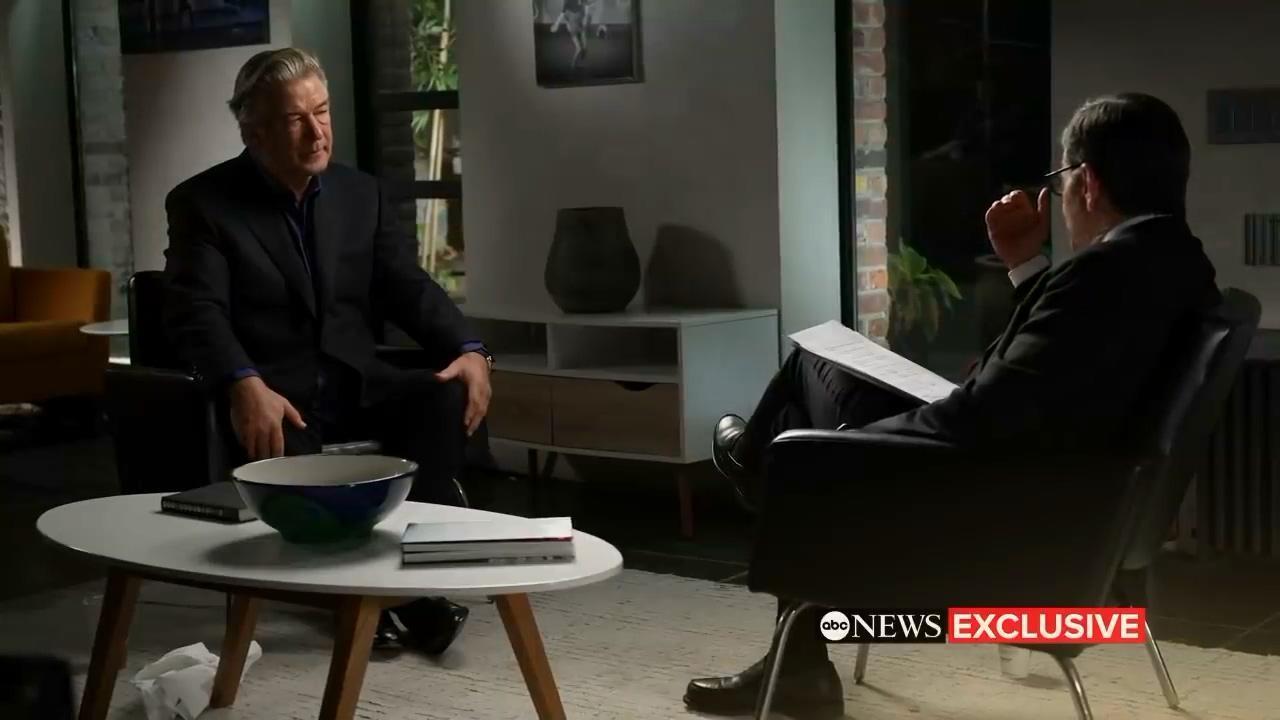亞歷鮑德溫在槍擊事件後首度接受媒體專訪，談論自己身為當事人的心情。（翻攝自ABC News youtube）