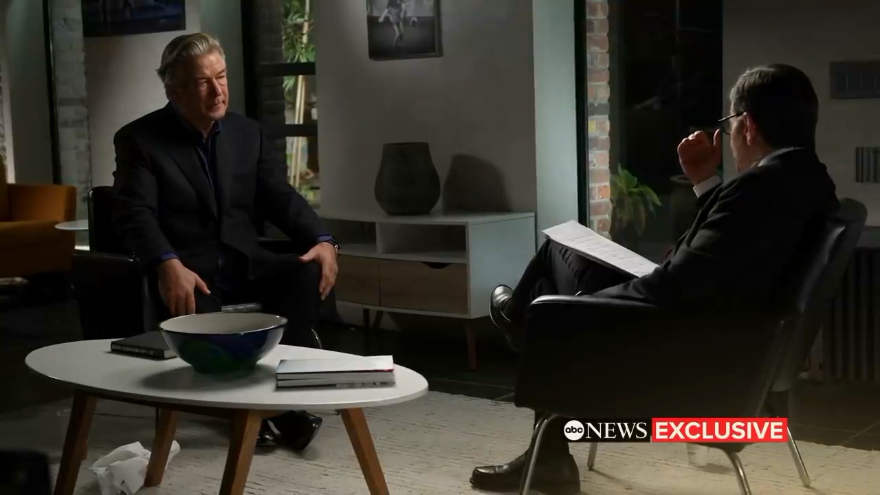 亞歷鮑德溫在槍擊事件後首度接受媒體專訪，談論自己身為當事人的心情。（翻攝自ABC News youtube）