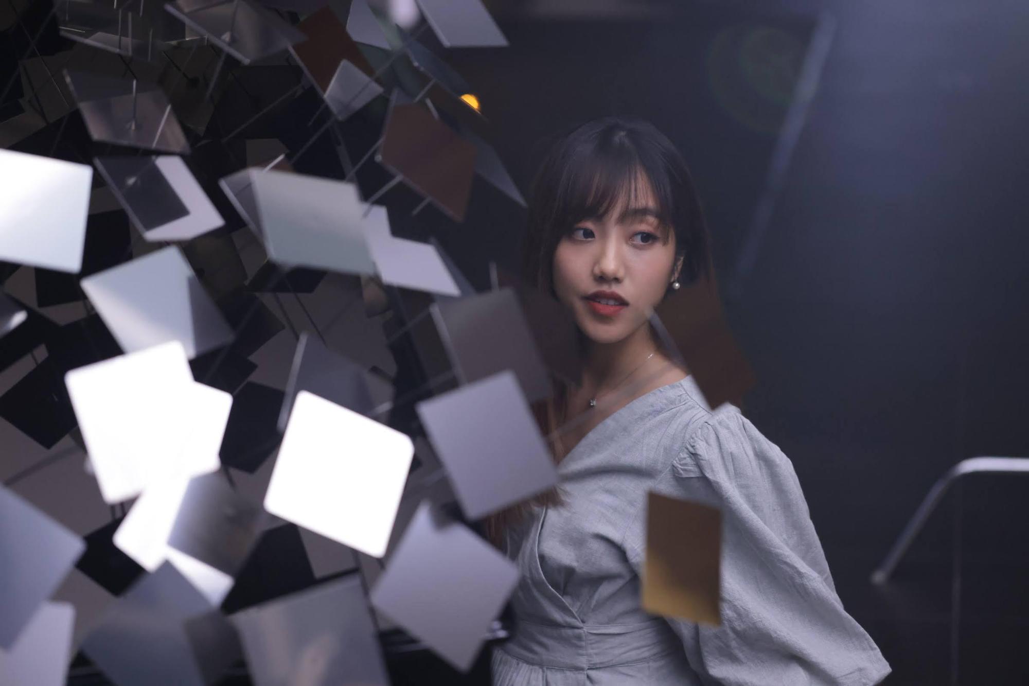 從YouTube發跡的Ariel蔡佩軒再推新作，首次挑戰詞曲創作、編曲、後期製作一手包辦。（索尼音樂提供）