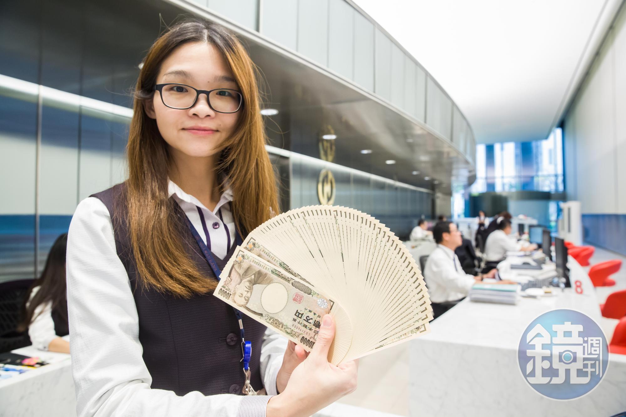 日圓走貶，讓哈日族大量搶進便宜的日圓，為疫情解封後前往日本旅遊準備。