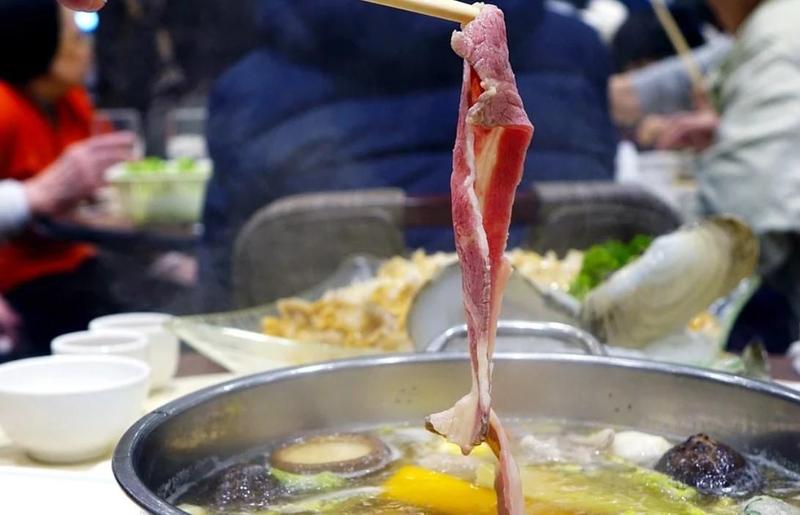 新北一名男子竟將女友頭壓進滾燙的火鍋中。（示意圖，Pixabay）