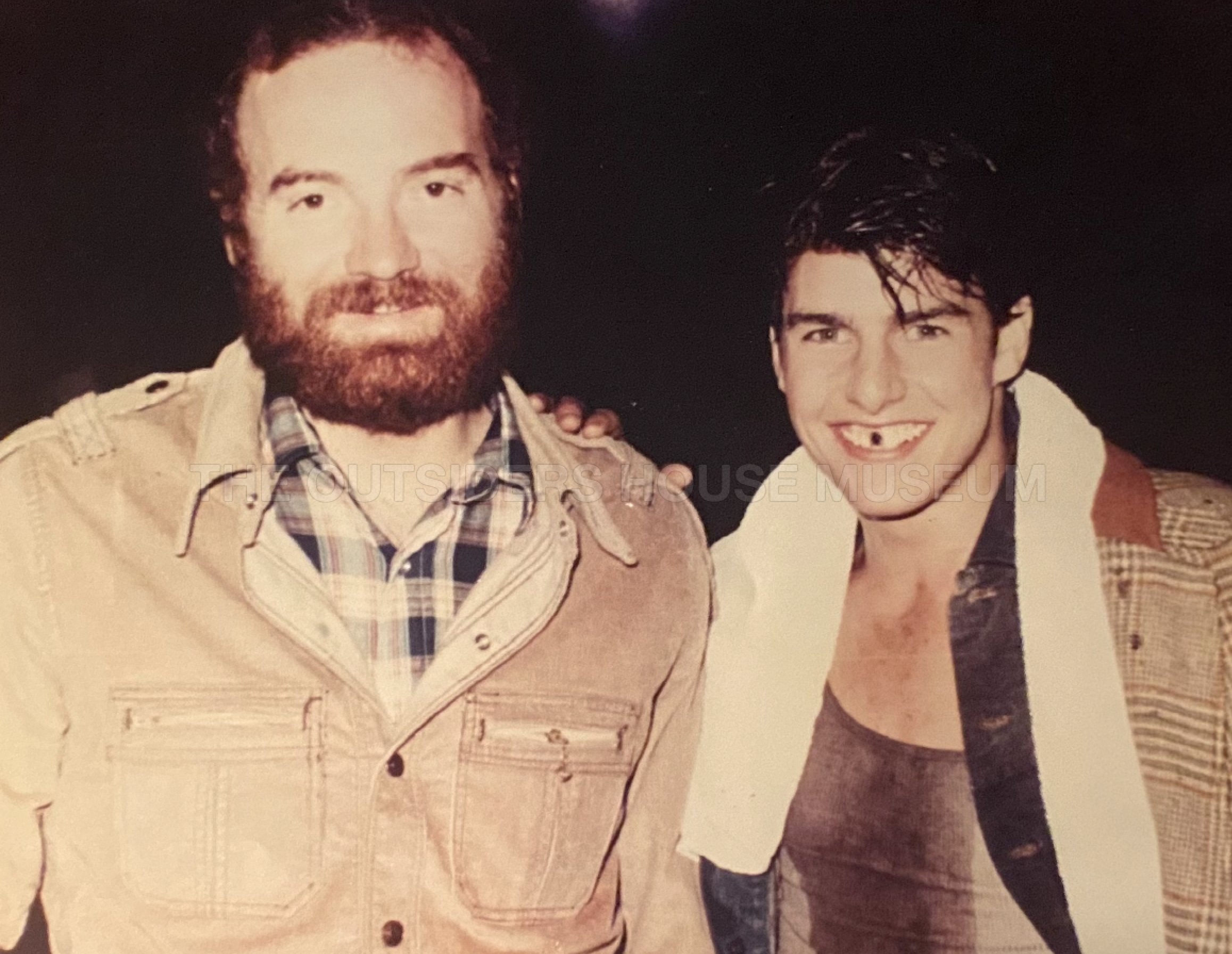 湯姆克魯斯當年為了演好《小教父》裡的窮小子，特地拿下牙套，露出斷掉一半不美觀的門牙，還弄傷下巴。左為幫阿湯哥整牙的牙醫。（双喜提供）