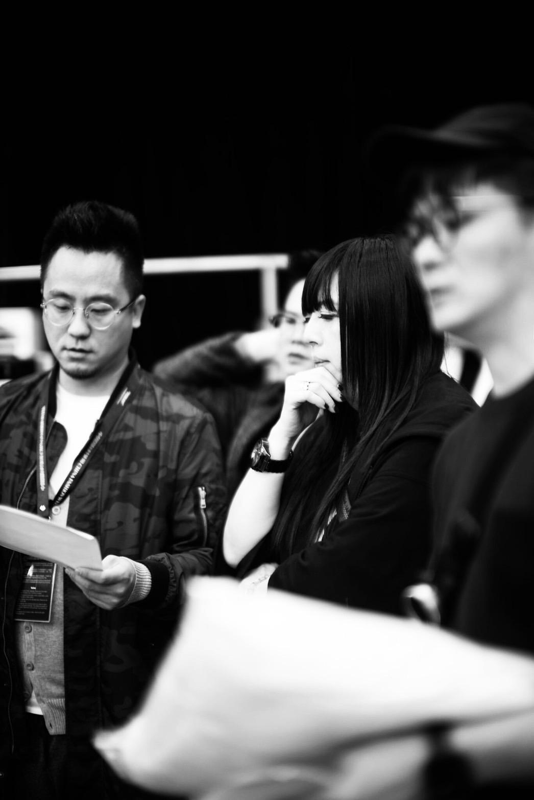 「針織女王」知名服裝設計師潘怡良（中）。