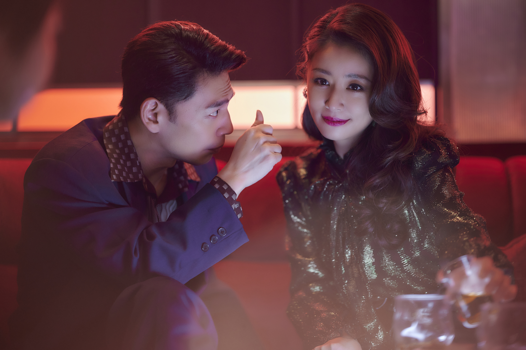 林心如(右)自製自演《華燈初上》,展露了當製作人的志氣和當演員的演技。(Netflix提供)