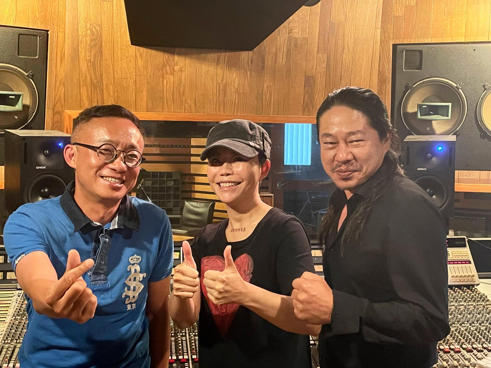 詹雅雯(中)確知得了帕金森氏症,仍為乱彈阿翔(右)、許常德無償創作的〈咱攏是囝仔〉義唱。(資料照,劉衛莉攝)