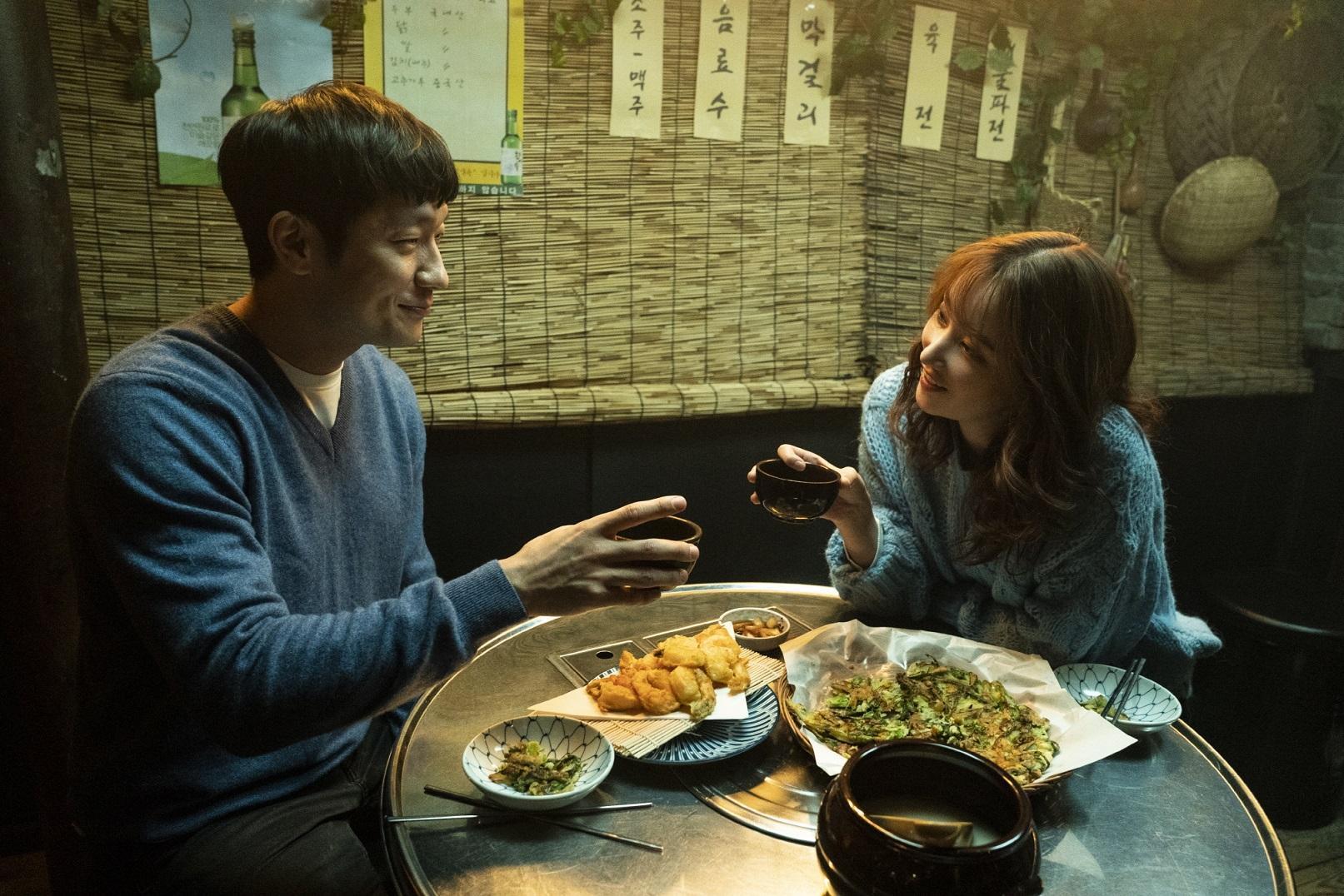《配對遊戲》由孫錫求(左)與全鍾瑞主演,是一部不一樣的浪漫愛情電影。(車庫娛樂提供)