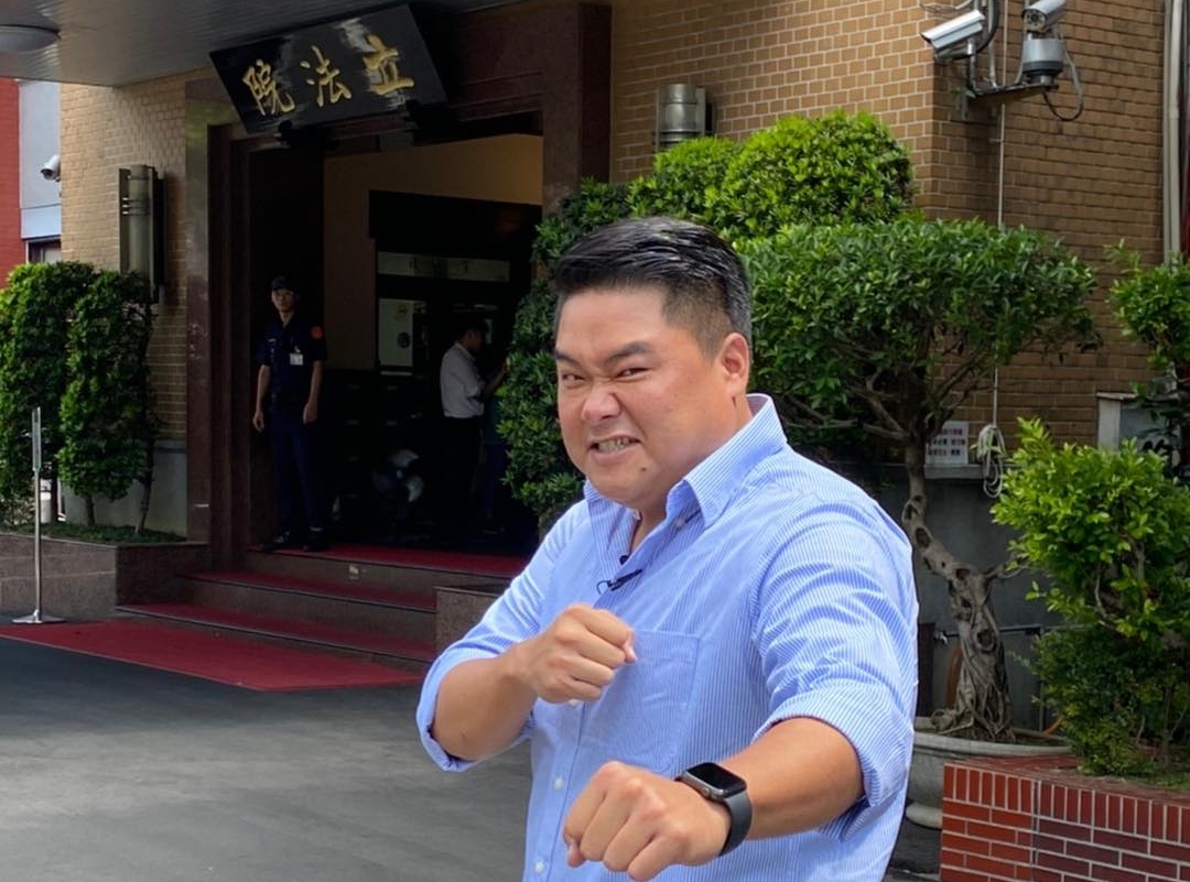 補教名師呂捷（圖）坦言，林秉樞被爆出家暴當天，曾主動打電話告知「出事了」。（翻攝自呂捷歷史臉書粉專）