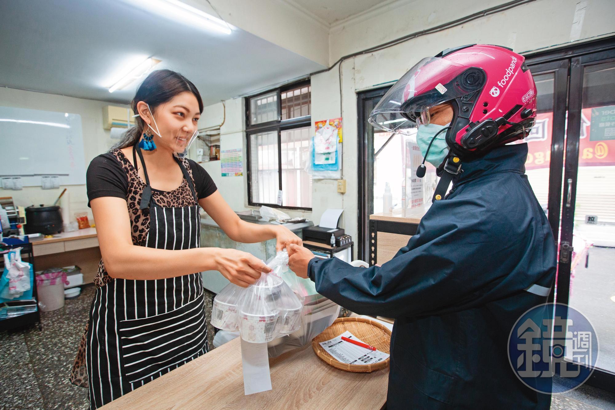 女兒陳凝初(左)負責外送平台熟食出餐、店裡的冷凍包裝、銷售等工作。