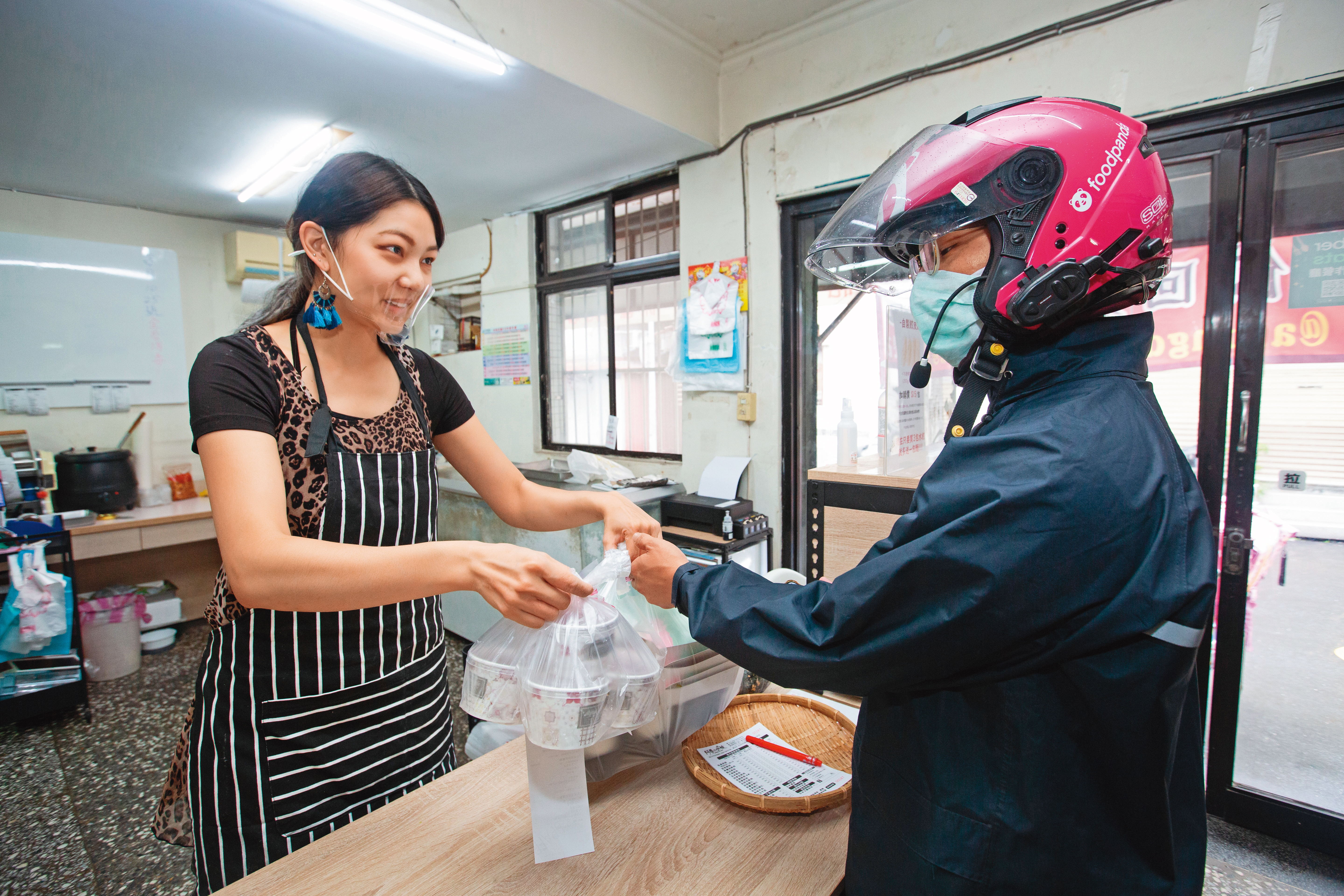 女兒陳凝初（左）負責外送平台熟食出餐、店裡的冷凍包裝、銷售等工作。