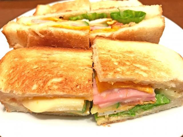 一名客人點火腿蛋吐司備註「我要ak」,讓早餐店老闆娘看得霧煞煞。(示意圖,photoAC)