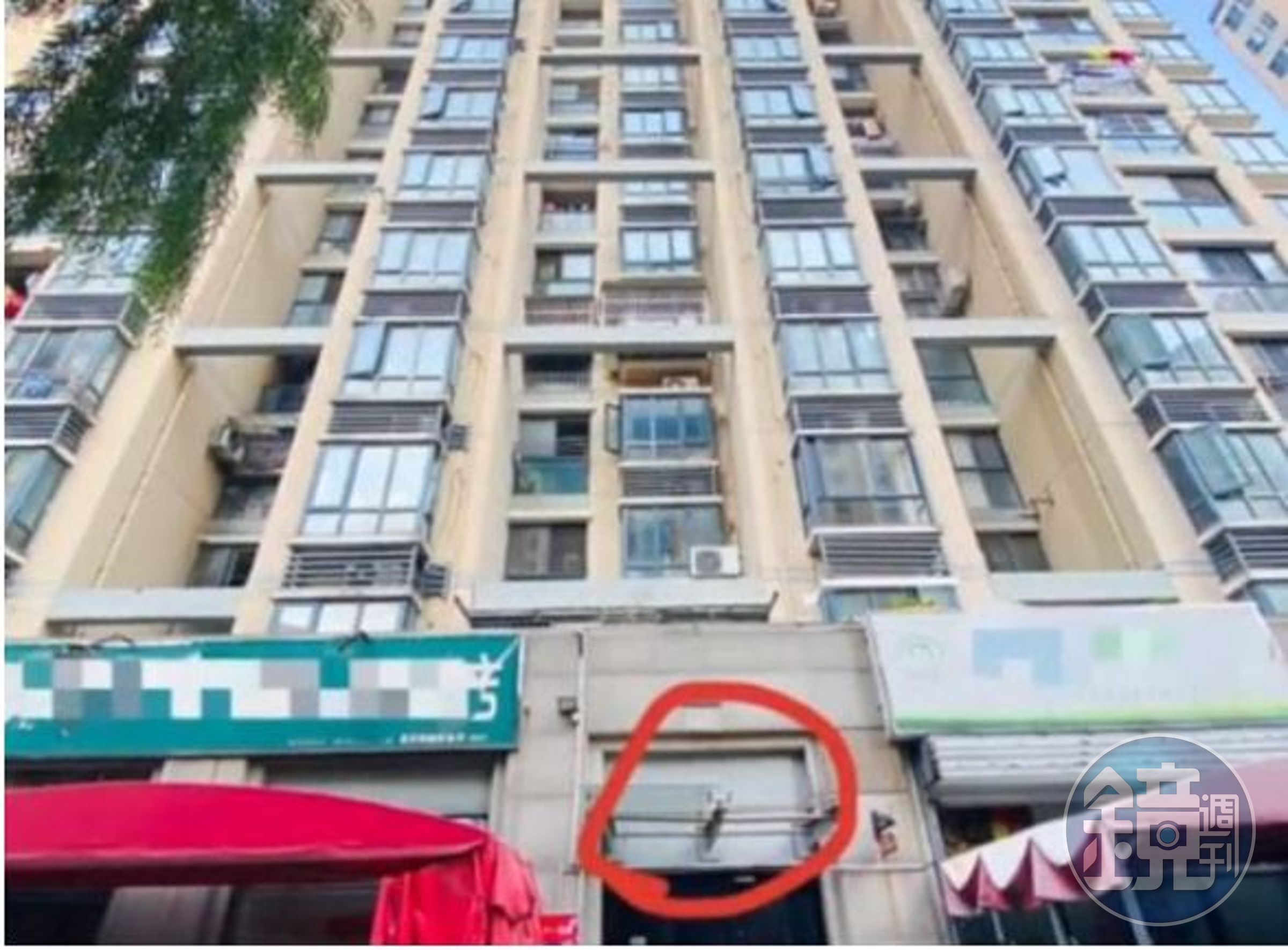1歲男童失蹤1小時後在附近大樓墜落，送醫搶救不治。（翻攝網易新聞）