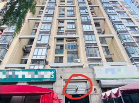 1歲男童失蹤1小時後在附近大樓墜落，送醫搶救不治。（翻攝網易新聞）