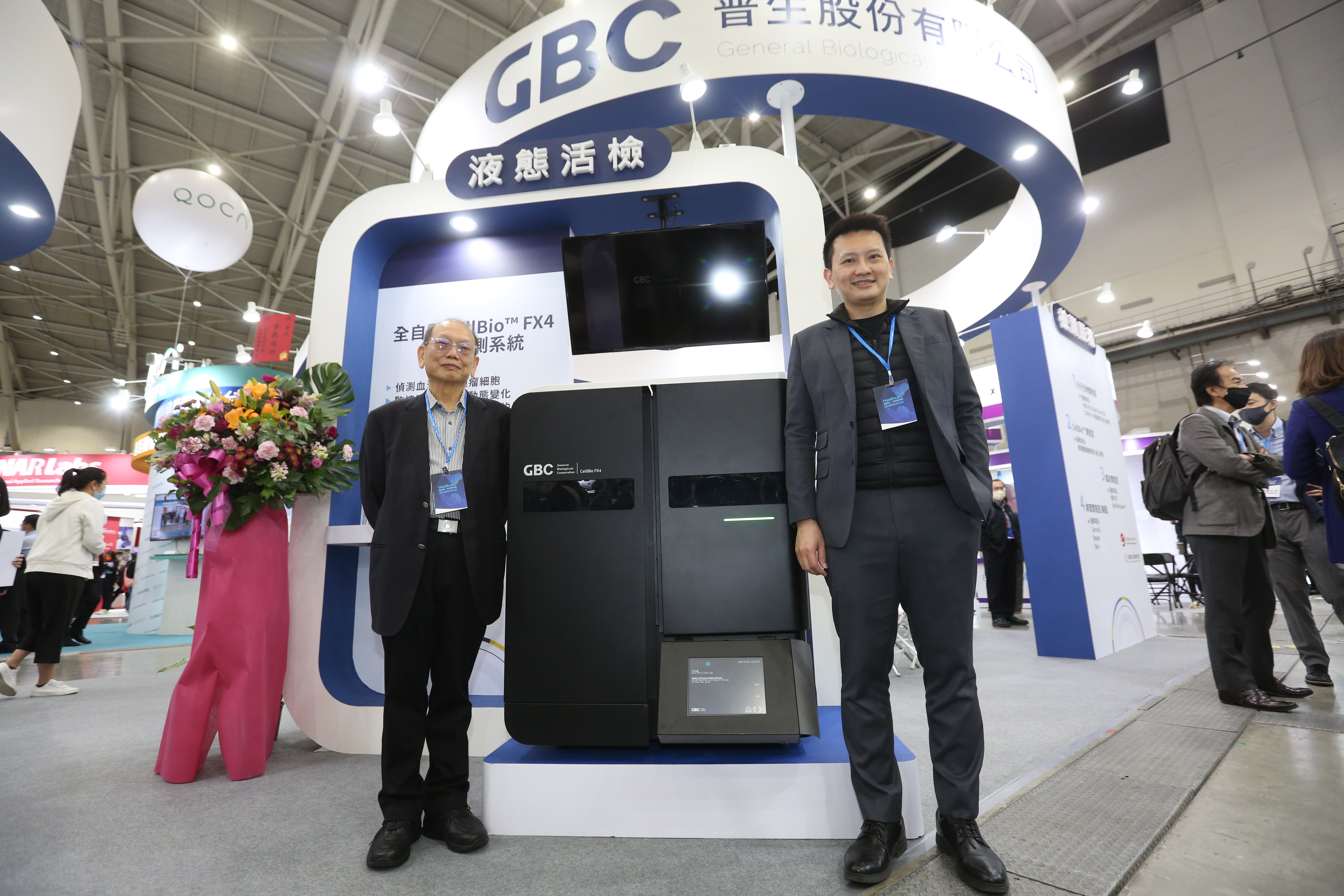 董事長林宗慶（左）與兒子林孟德（右）攜手出席台灣醫療科技展，展示最新的CellBio™循環腫瘤細胞檢測機器。