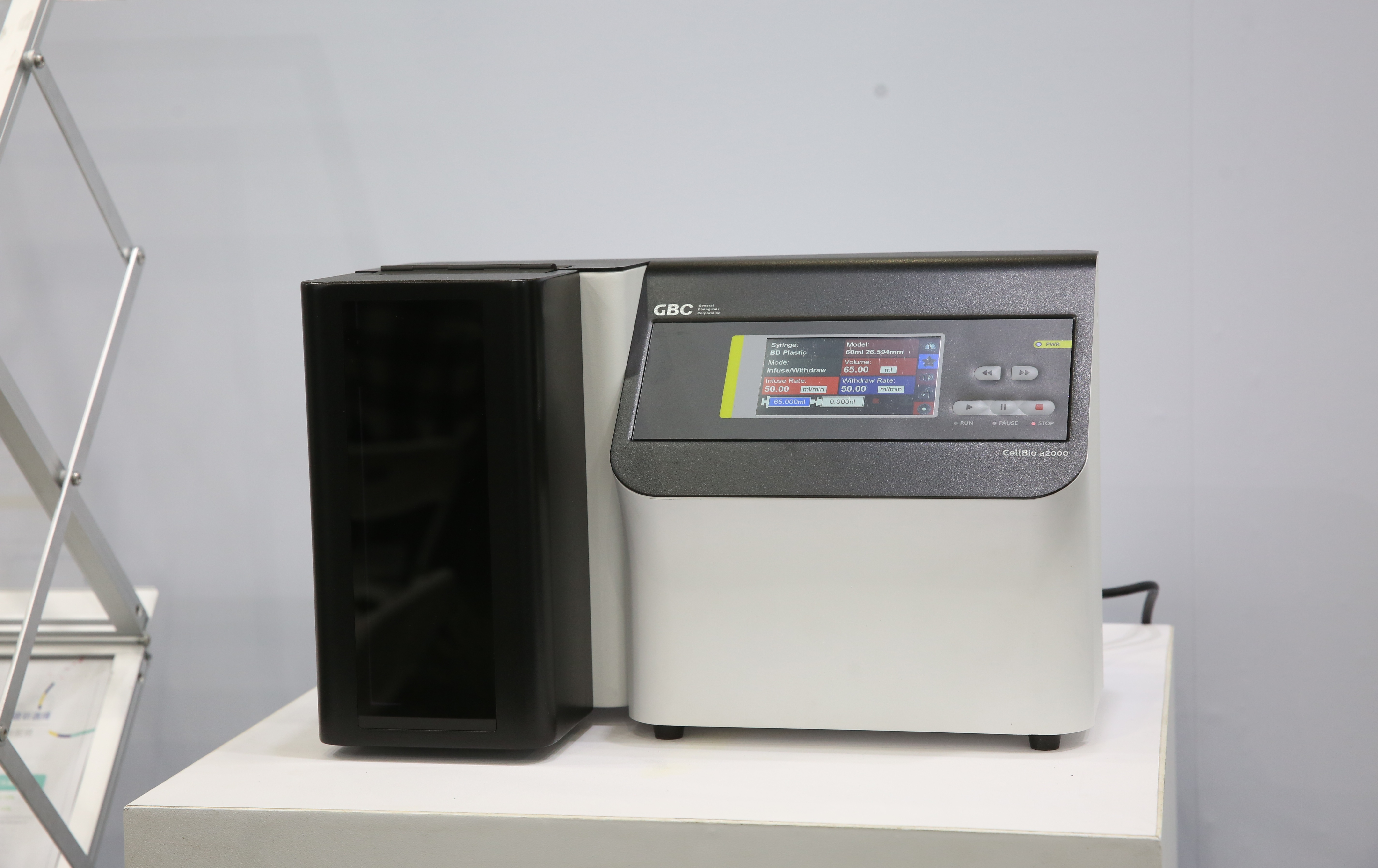 CellBio™a2000細胞檢測系統可一次檢測2組血液樣本，較適合小型實驗室。