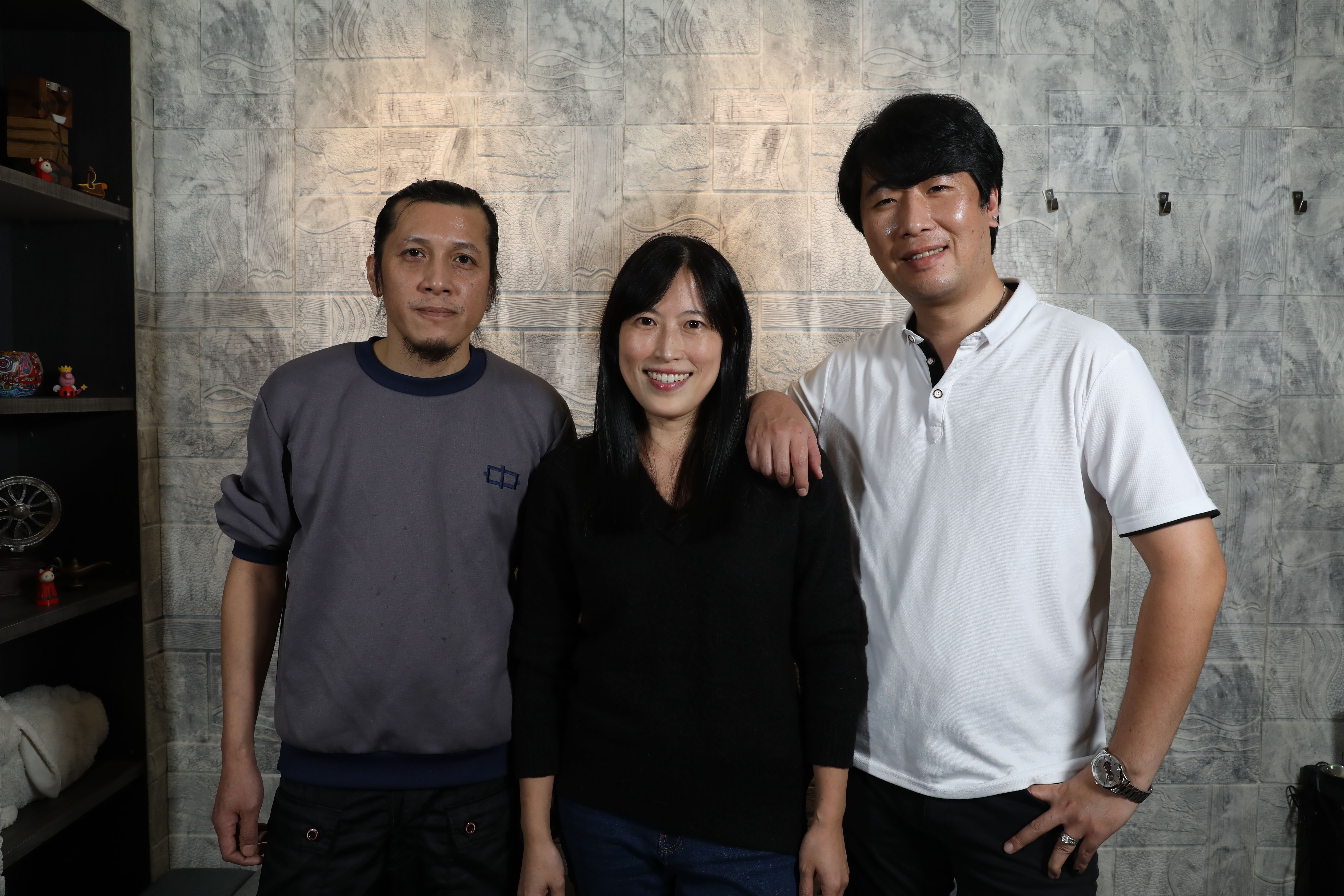 參與調酒研發的原民調酒師巴布武運（左起）與「原味台客柑仔店」的創 辦人周怡妏、孫守謙。