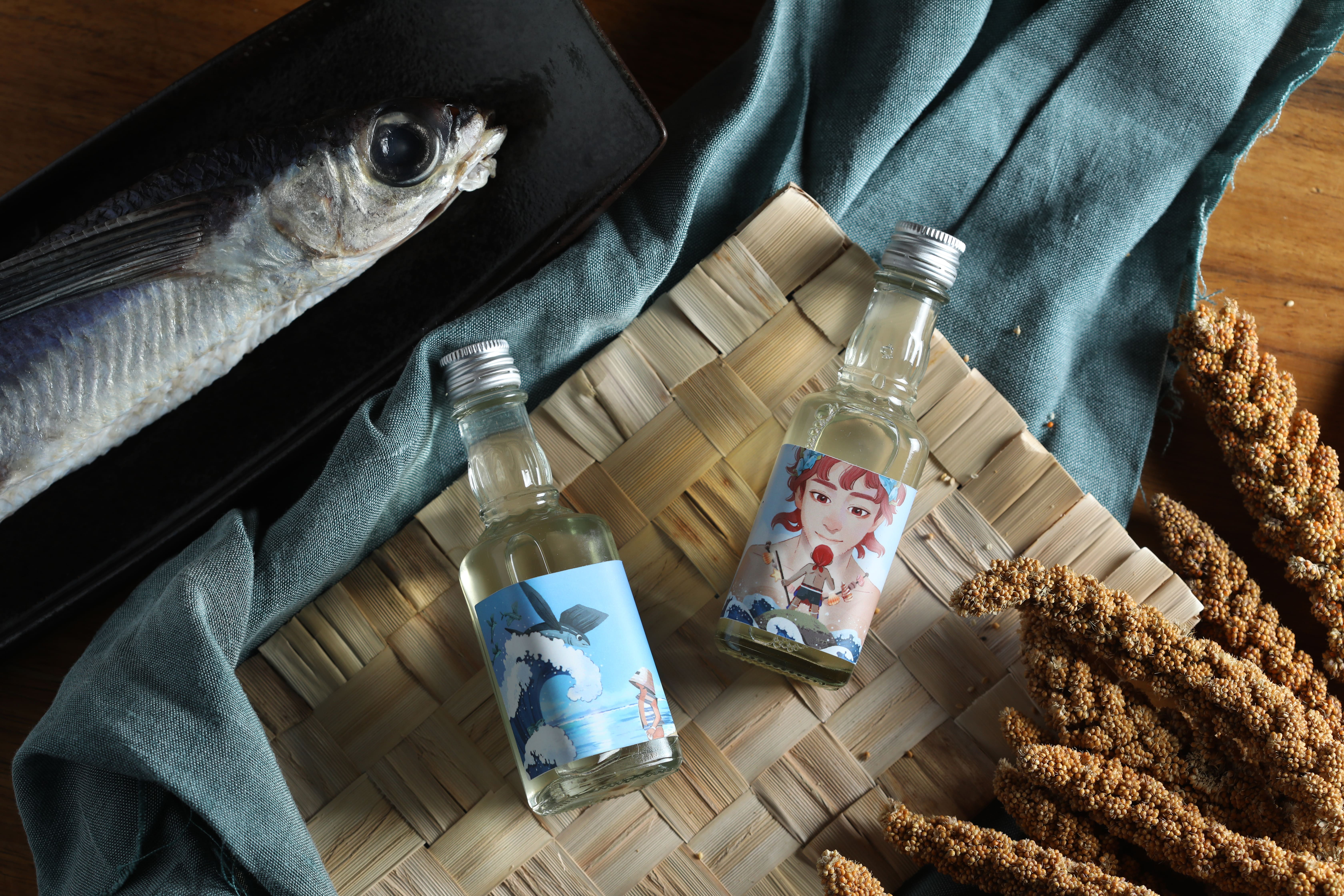 達悟族「飛魚」（左）與阿美族「海之聲」（右），酒體能嘗到代表海味的鮮鹹。