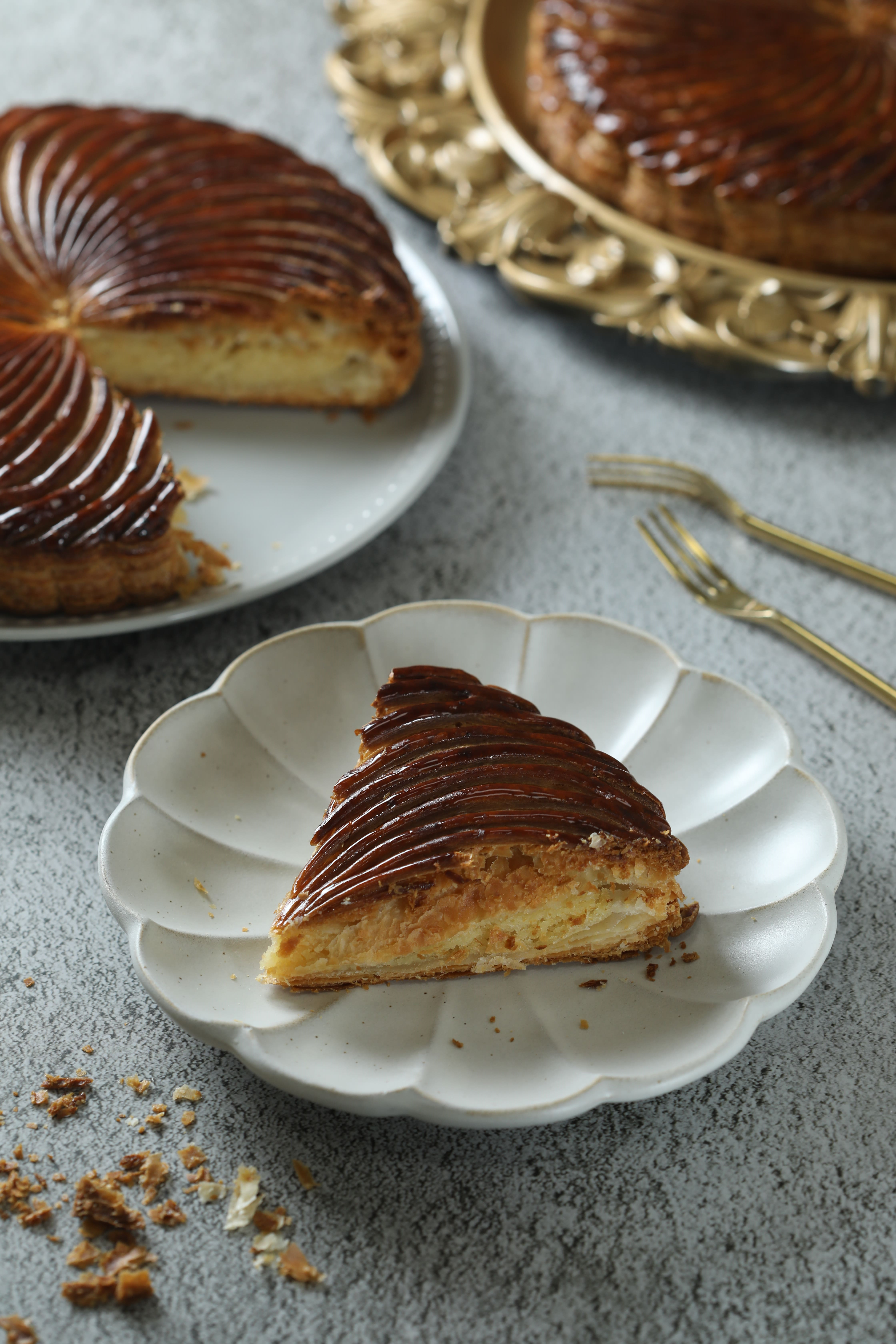法國人在主顯節時會食用的國王派（galette des Rois），由細緻的千層酥與杏仁內餡製作而成。（650元／6吋）