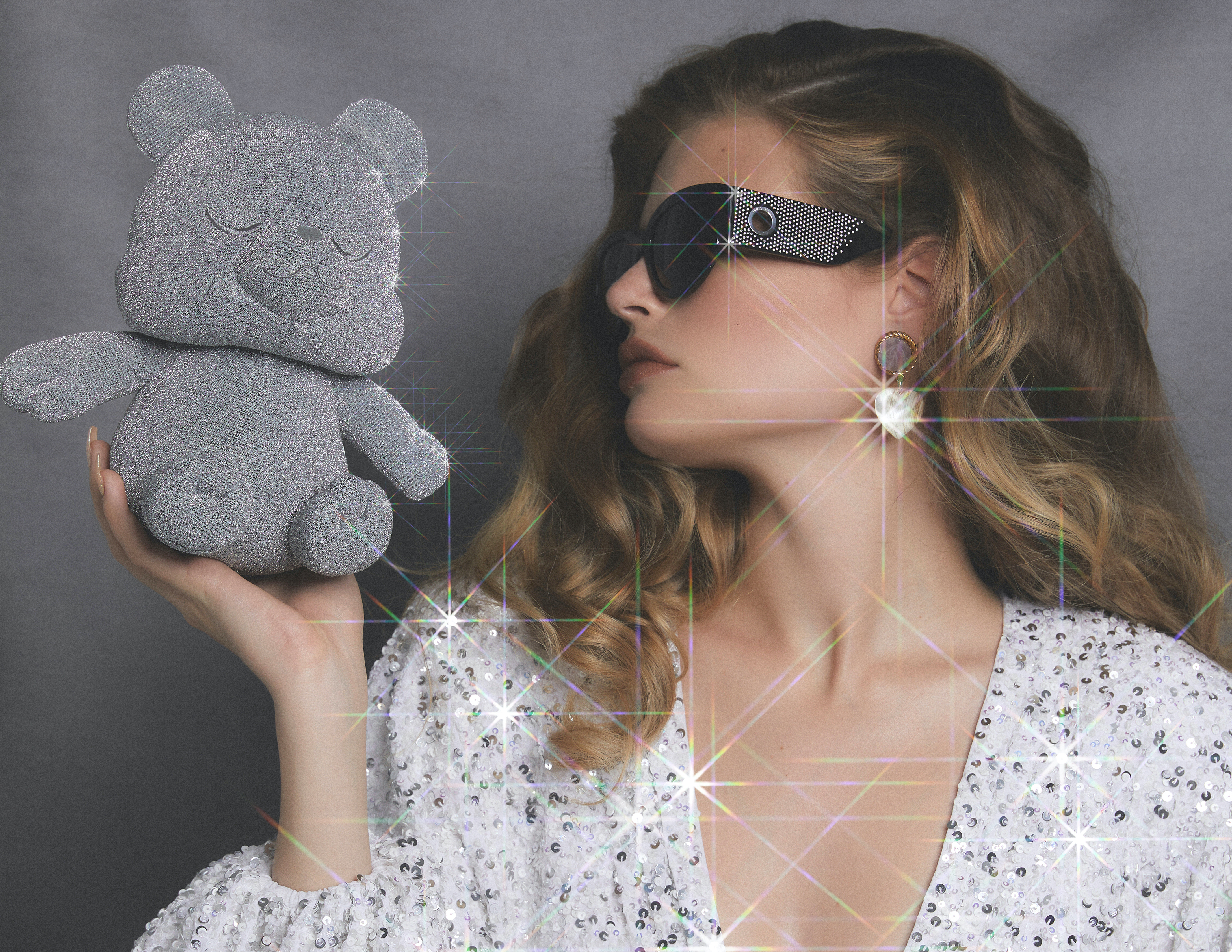 LINDA FARROW x SARA SHAKEEL聯名系列不只墨鏡閃亮，還有令人心動的閃亮熊為贈品。NT$32,800