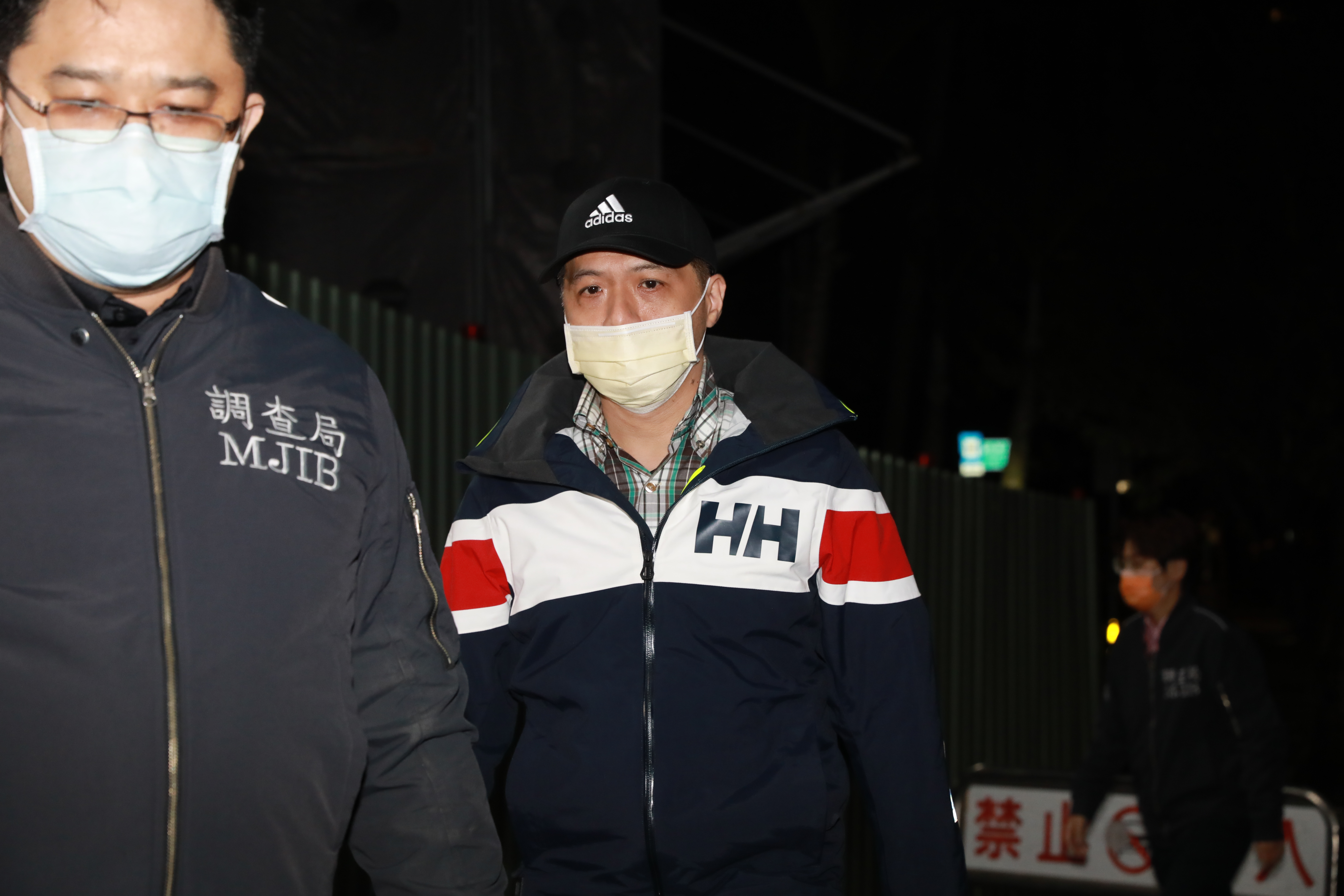 康和證董事長鄭大宇涉及購地弊案，檢方訊後將他以200萬元交保。