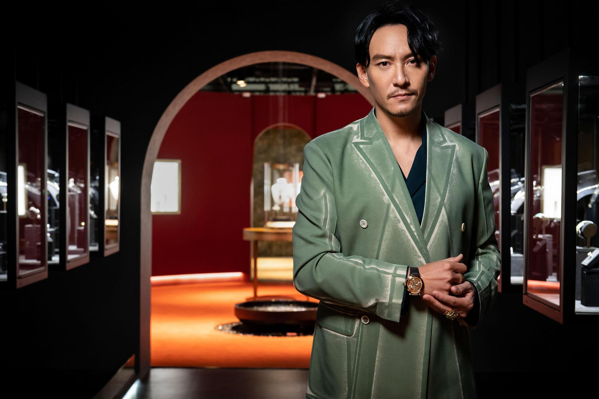 張震出席卡地亞頂級珠寶腕錶展,佩戴卡地亞美洲豹戒指與Pasha de Cartier玫瑰金鏤空腕錶亮相。(Cartier提供)