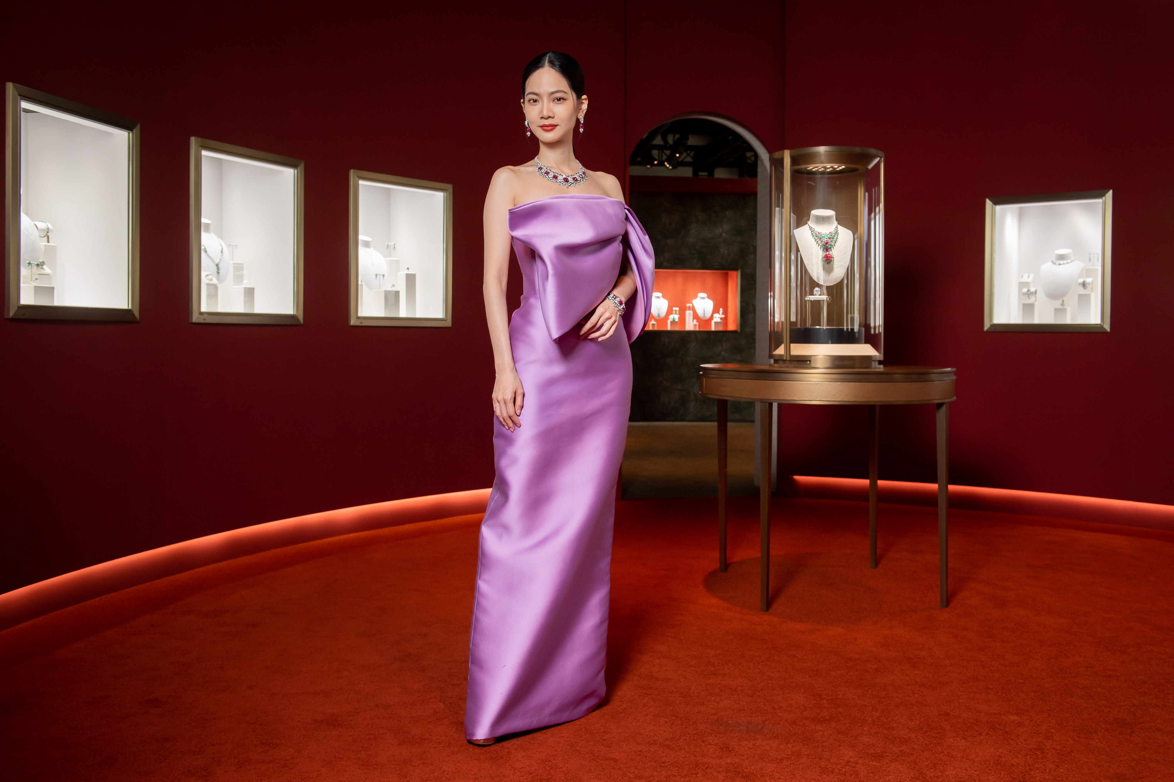 曾之喬佩戴價值近6,700萬元的卡地亞LEITMOTIV紅碧璽珠寶出席活動。（Cartier提供）