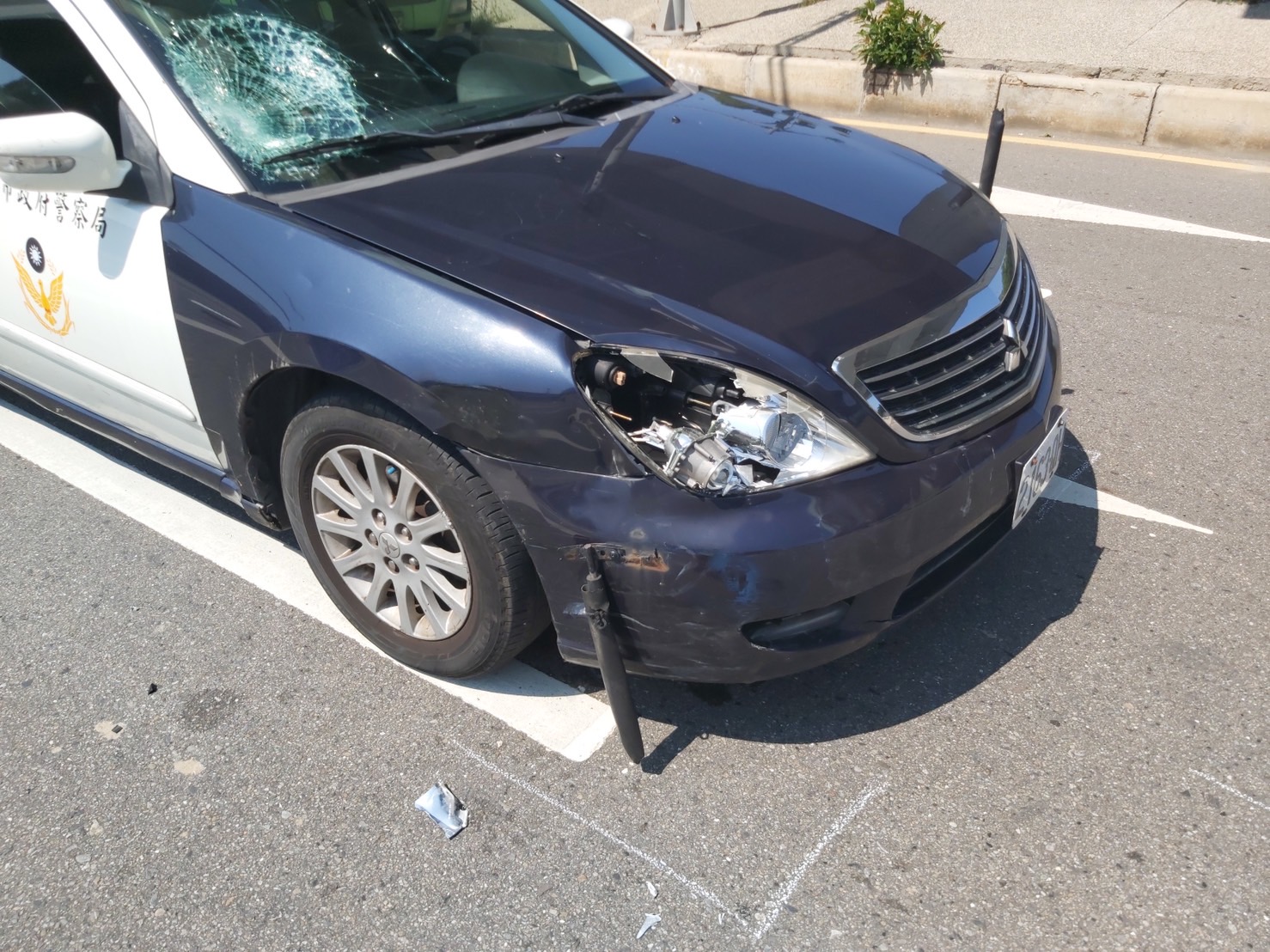 警車車頭因車禍造成多處損傷,事後已報廢。(警方提供)