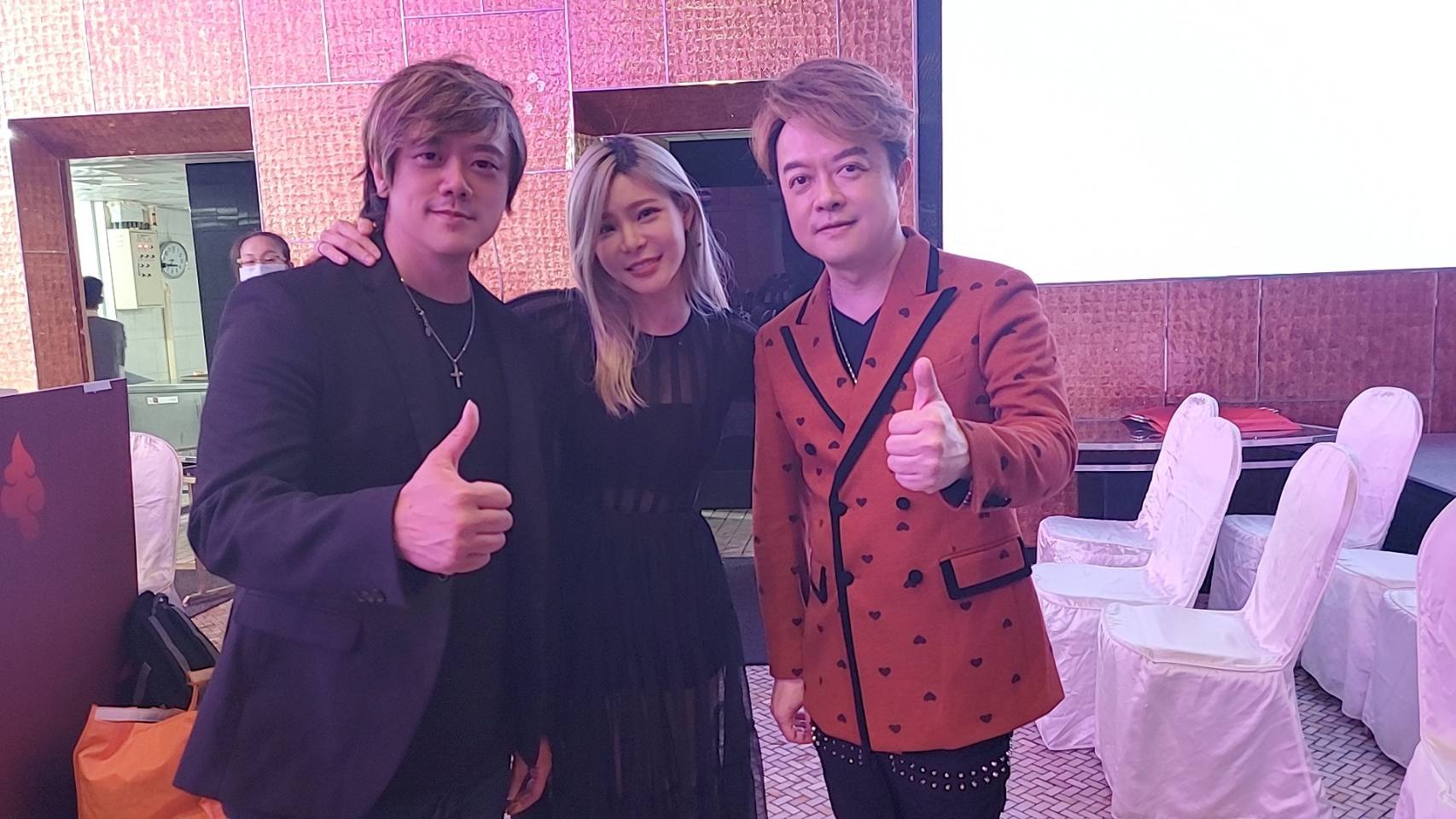 孟慶而和音樂人老公Eddie（左）參加公益活動和翁立友（右）合照，讓網友大呼神複製。（孟慶而提供）