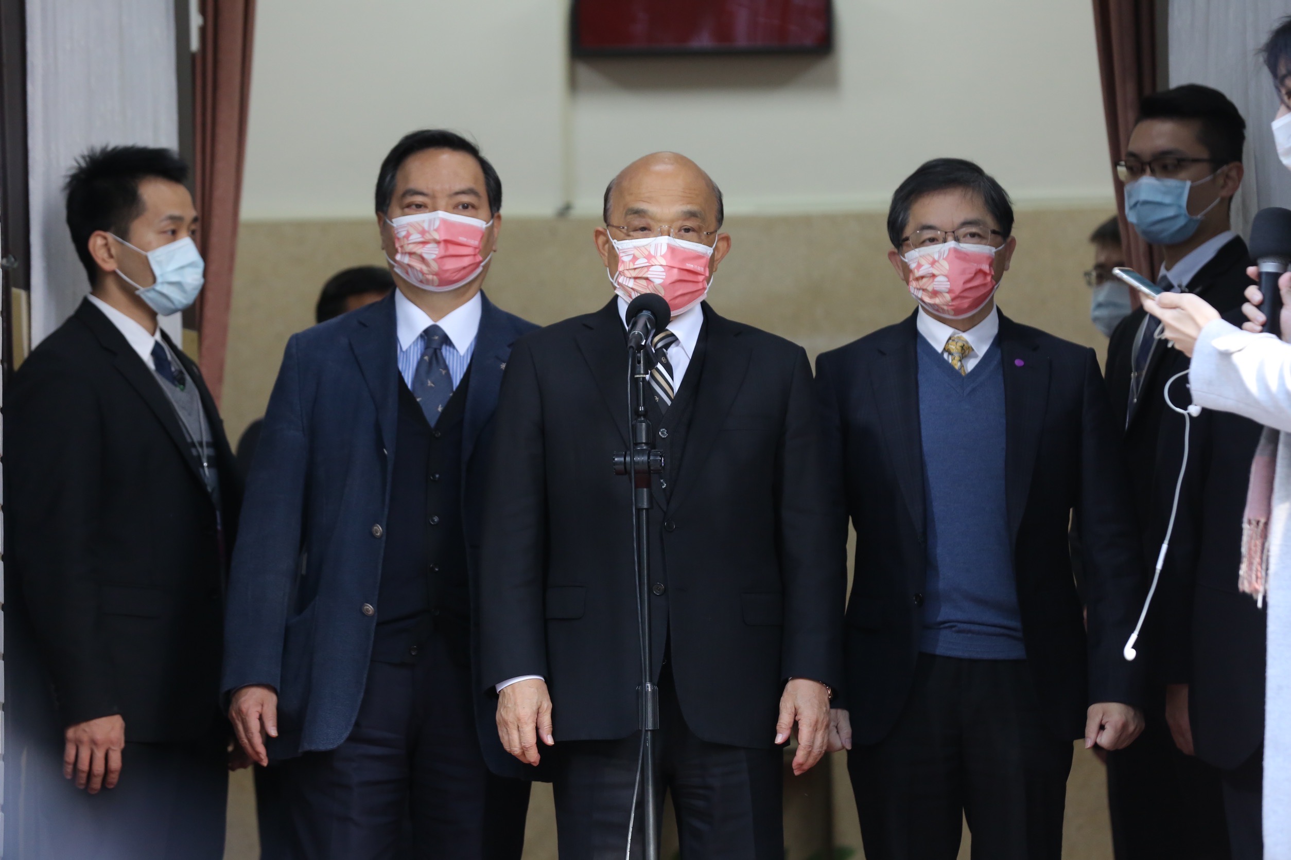 蘇貞昌被問及府院高層早就掌握施暴案時，僅稱已經進入司法偵辦，會依法來查處不法。