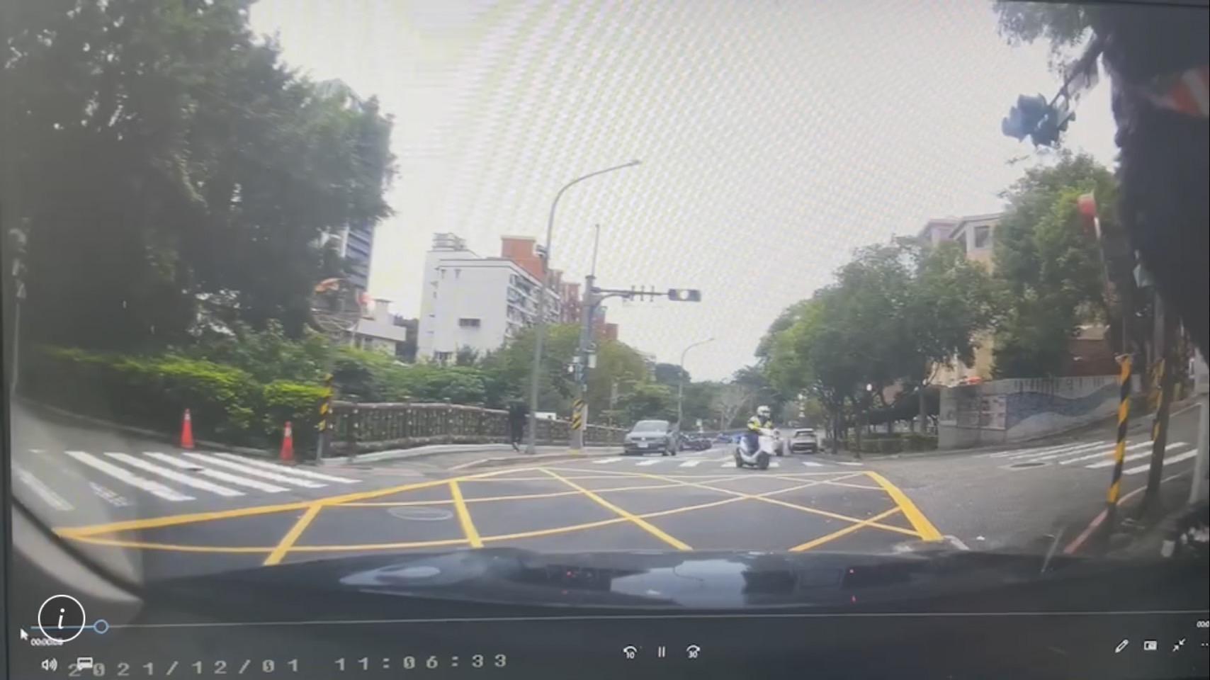 警方緊急通報線上警力展開圍捕。（翻攝畫面）