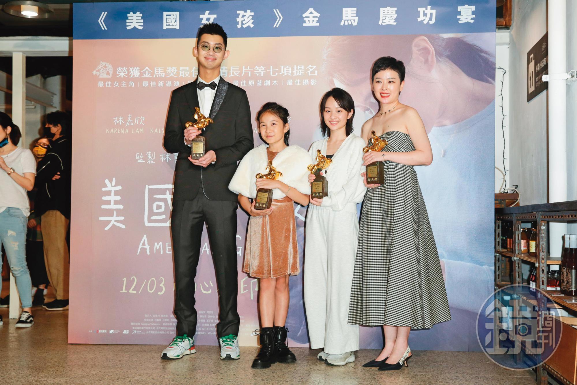 導演阮鳳儀(右起)、演員方郁婷、林品彤、製片人苗華川拿著最佳新導演、新演員、攝影與觀眾票選獎4個獎座出席金馬慶功宴。