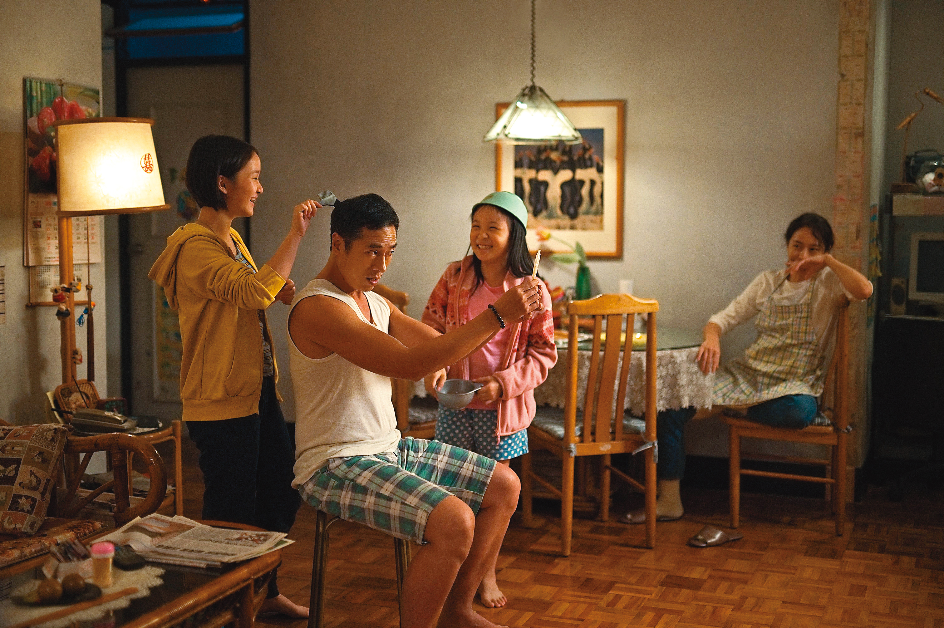 方郁婷（左起）、莊凱勛、林品彤與林嘉欣共組平凡的四口之家，片中的住家選在新店的公寓內實景拍攝。（傳影互動提供）